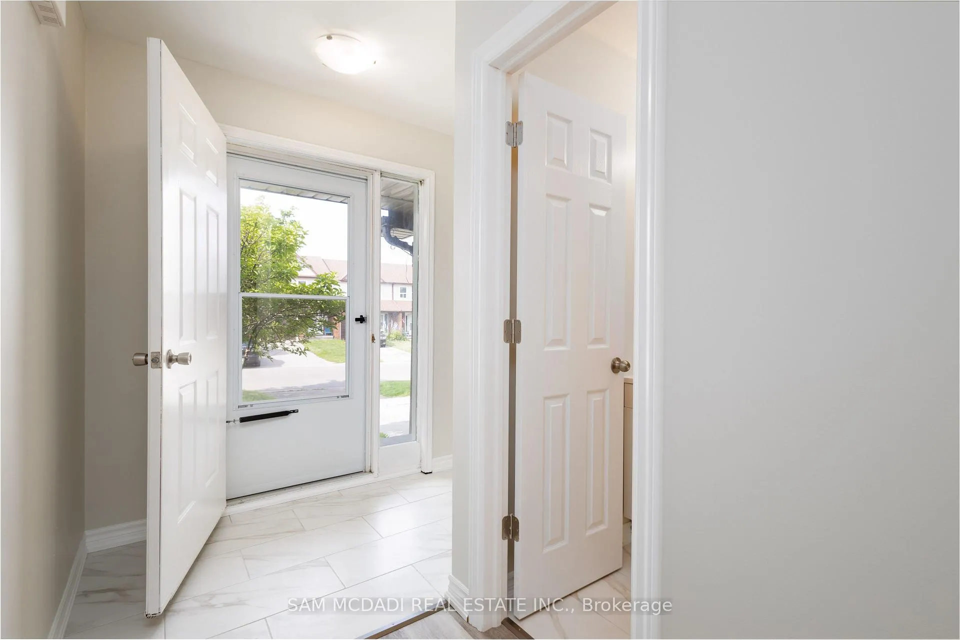 Photo 3 of 29 Birchfield Drive, Clarington, Courtice — HOMEH