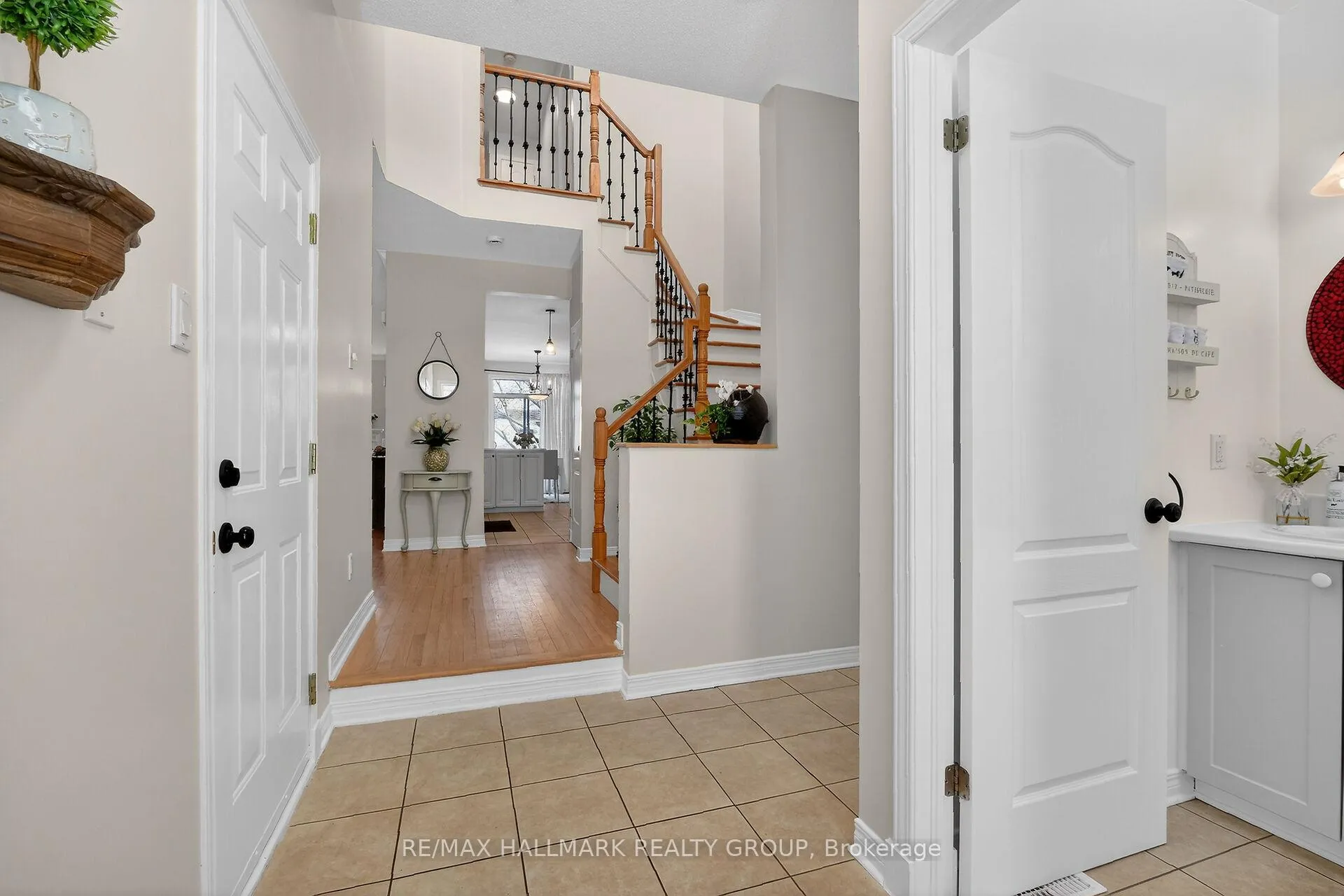Photo 4 of 1952 Schroeder Crescent, Ottawa, Springridge/East Village — HOMEH
