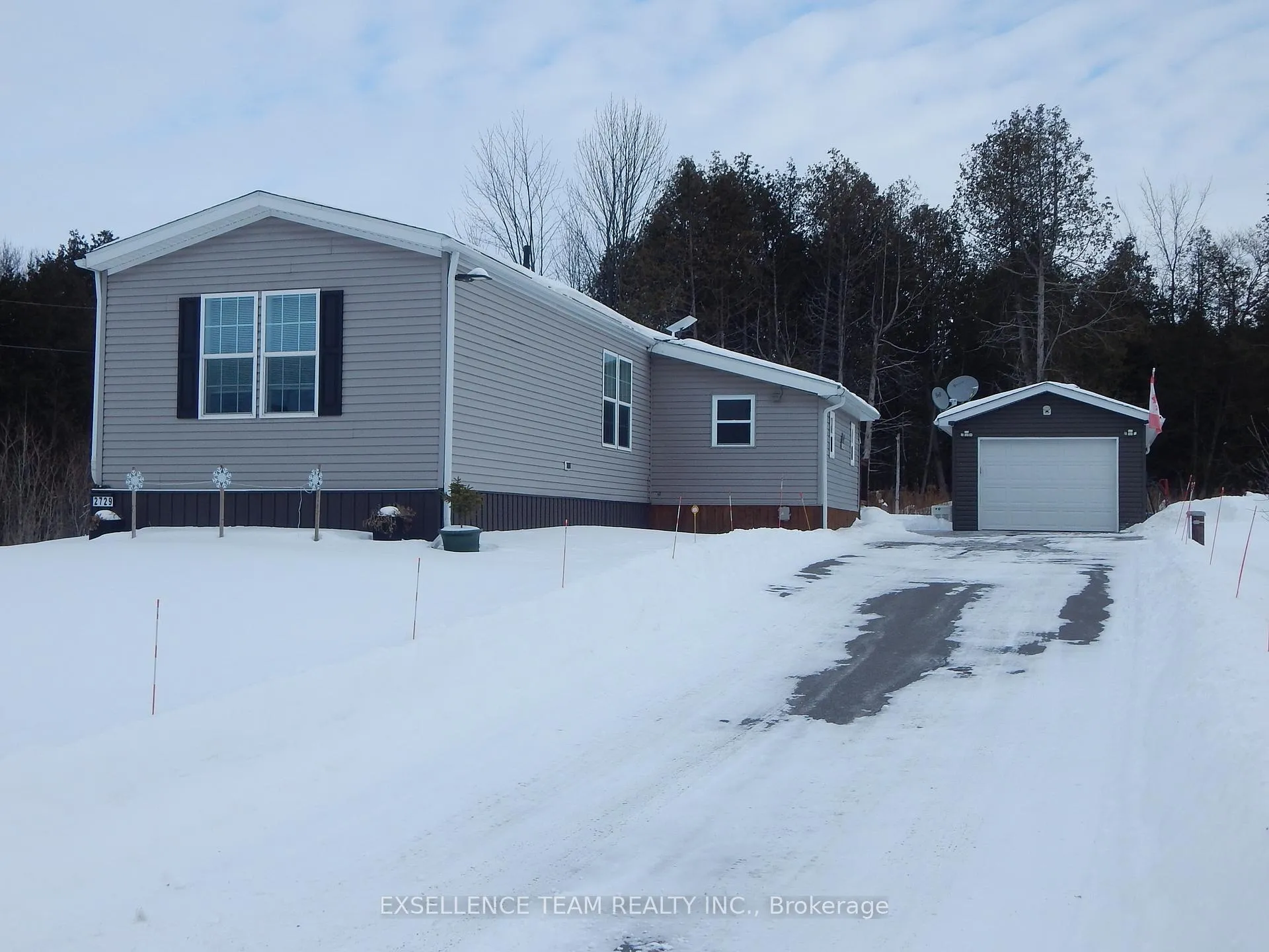 Front of 2729 Crows Nest Road E