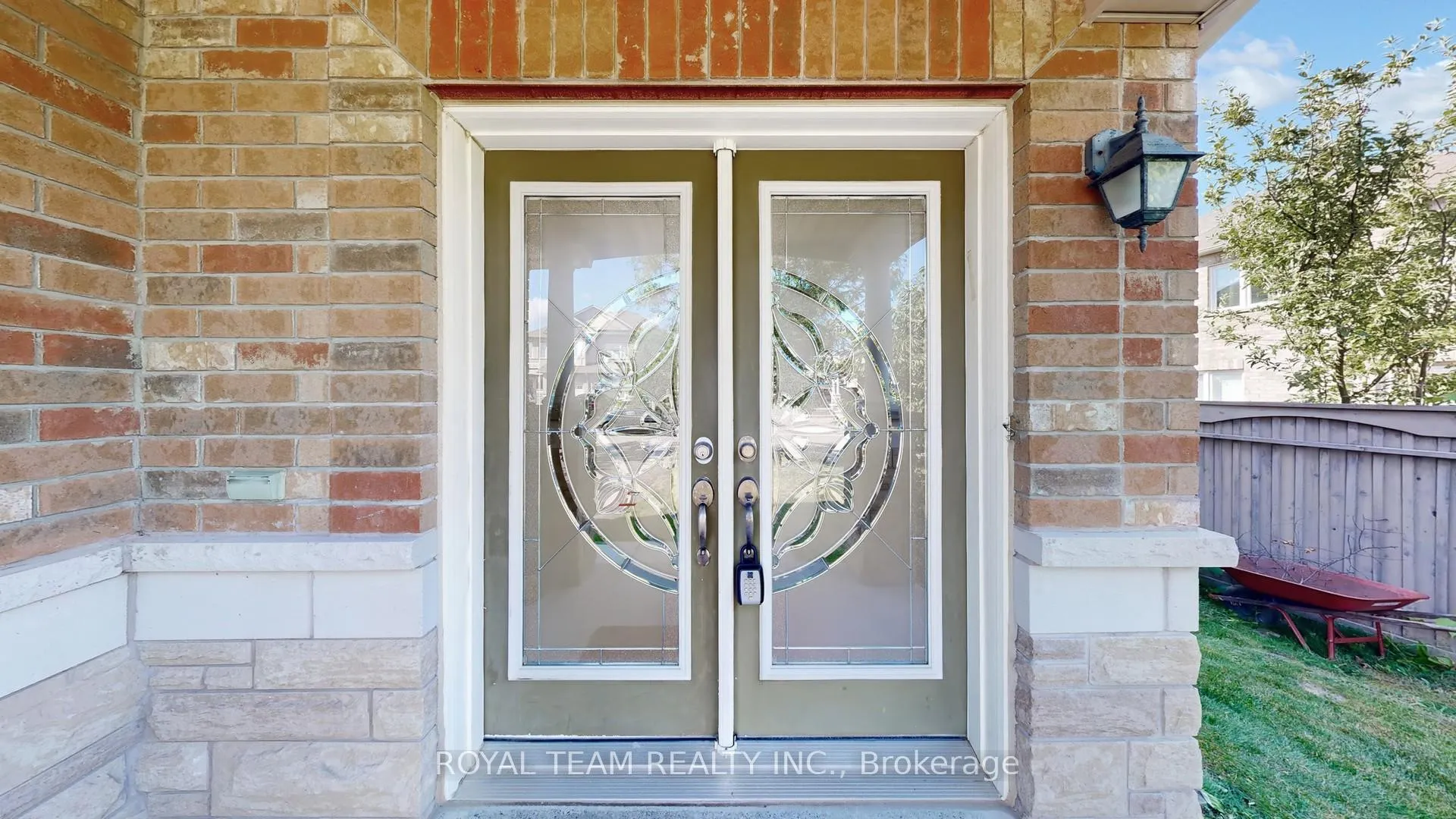 Photo 3 of 246 Lauderdale Drive, Vaughan, Patterson — HOMEH