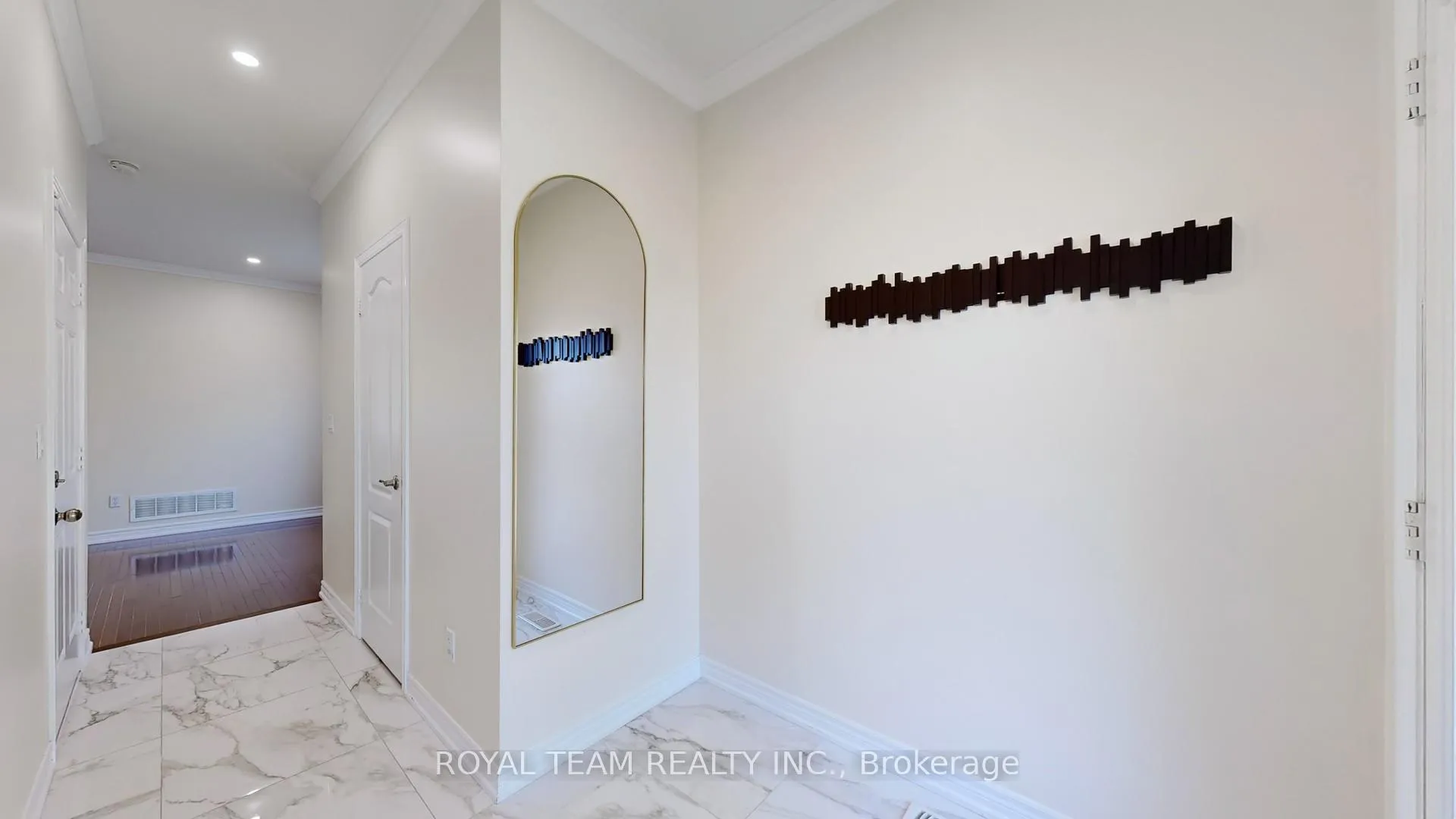 Photo 4 of 246 Lauderdale Drive, Vaughan, Patterson — HOMEH