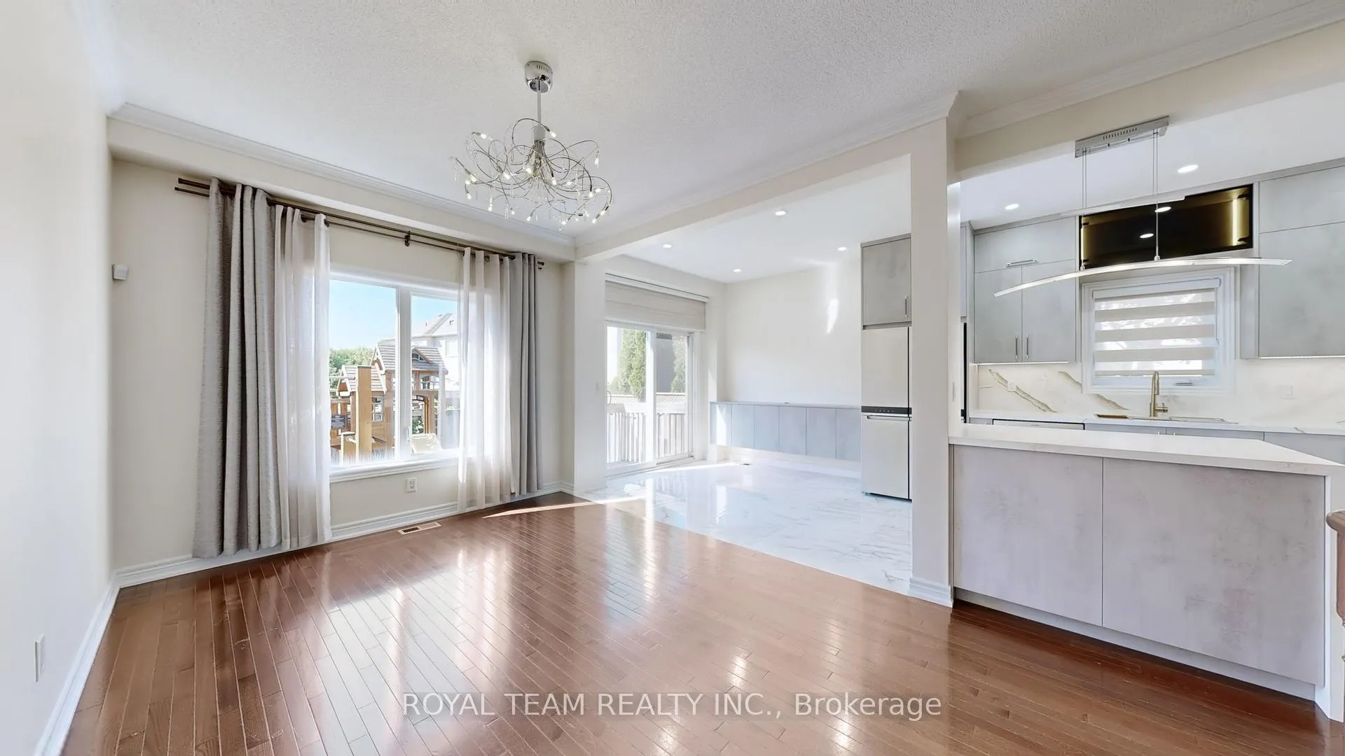 Photo 7 of 246 Lauderdale Drive, Vaughan, Patterson — HOMEH