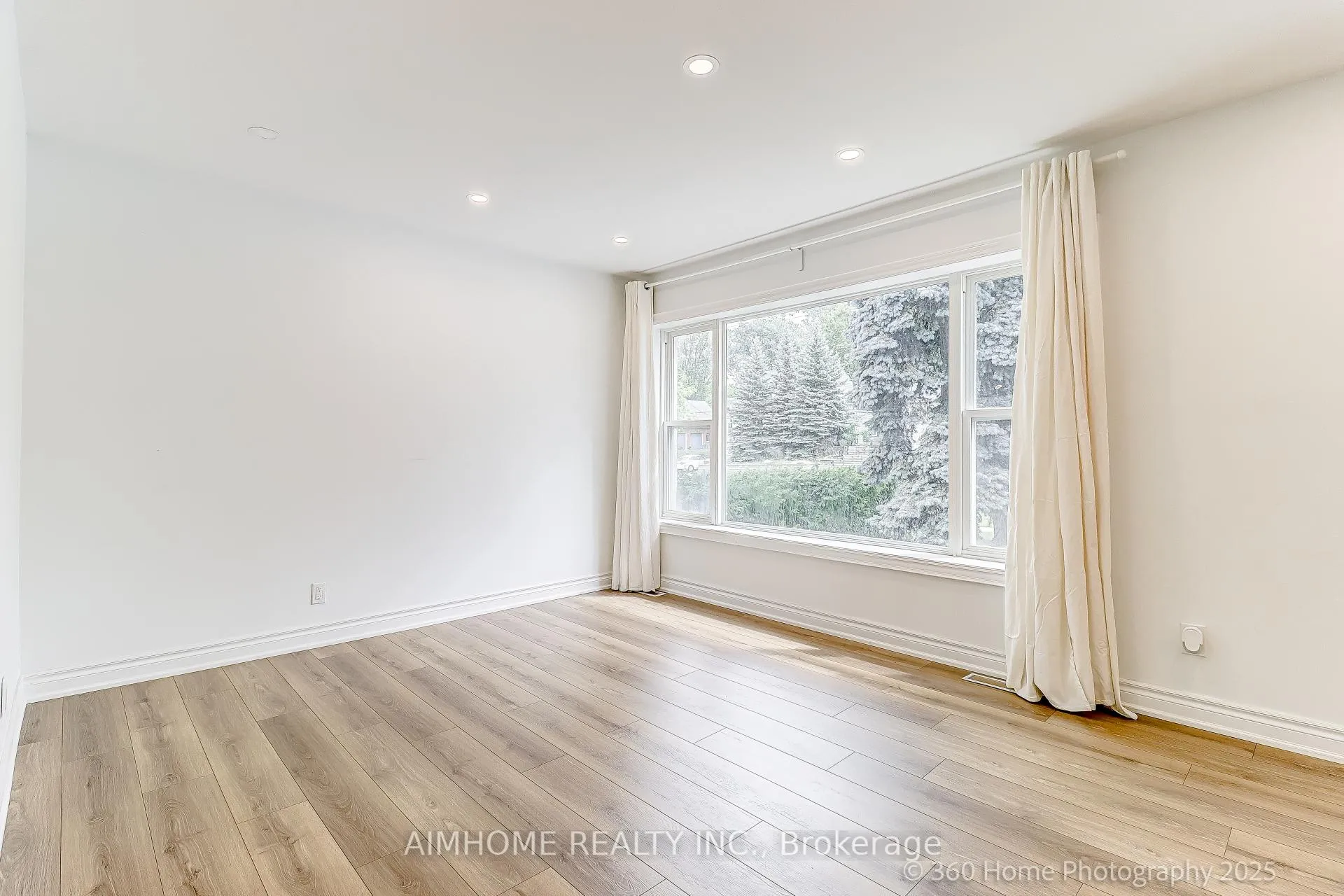 Photo 4 of Unit (Main), 108 Steeles Avenue, Markham, Grandview — HOMEH