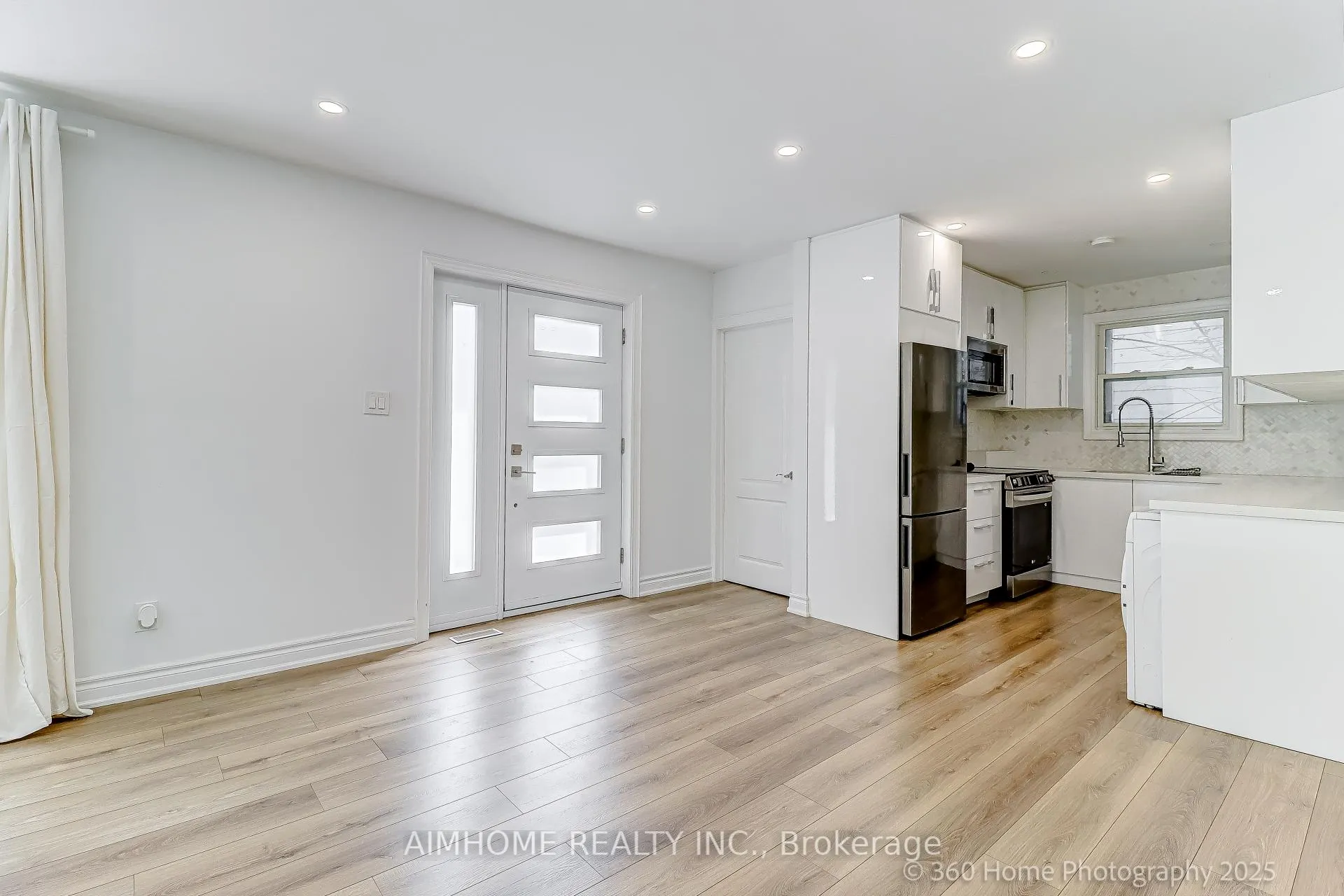 Photo 5 of Unit (Main), 108 Steeles Avenue, Markham, Grandview — HOMEH