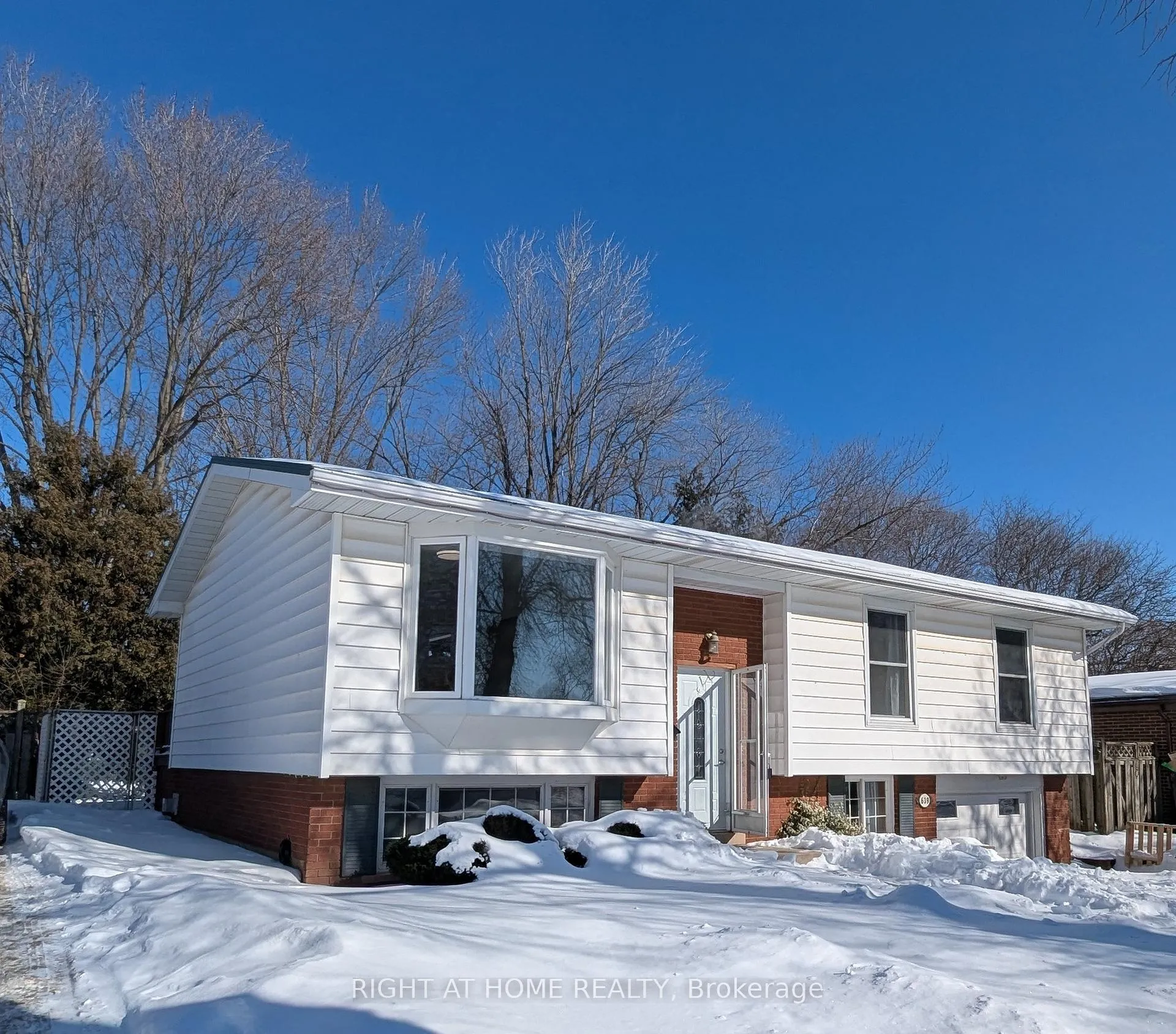 Photo 1 of 639 Blue Forest Hill, Burlington, Appleby — HOMEH