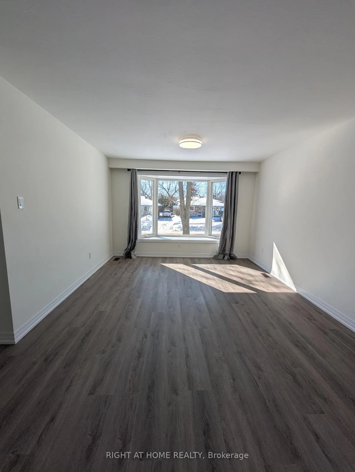 Photo 3 of 639 Blue Forest Hill, Burlington, Appleby — HOMEH