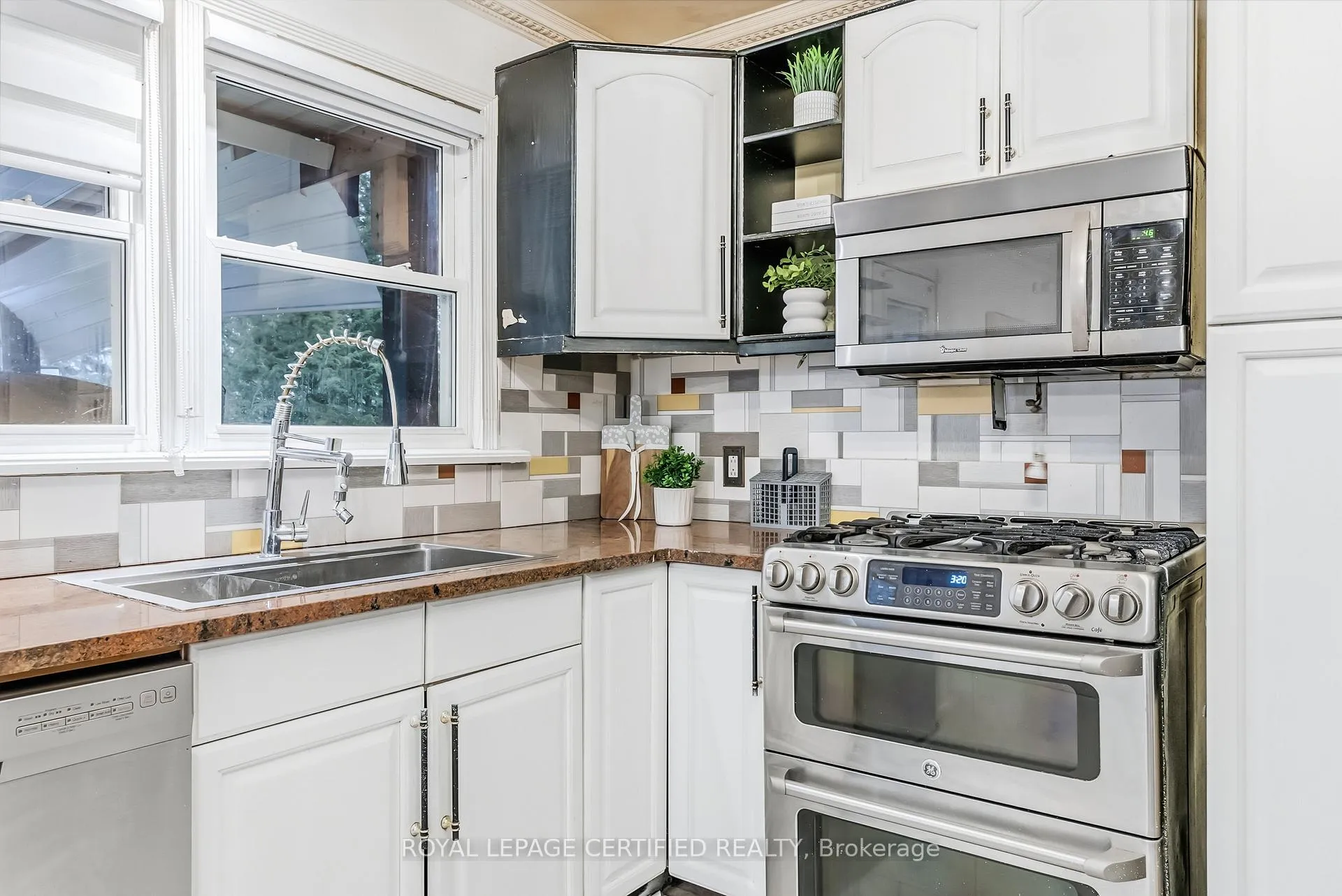 Photo 21 of 5921 Scott Street, Niagara Falls, Cherrywood — HOMEH