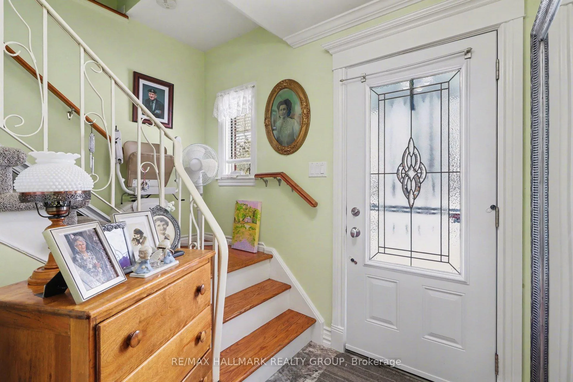 Photo 4 of 232 Kennedy Lane W, Ottawa, Bilberry Creek/Queenswood Heights — HOMEH
