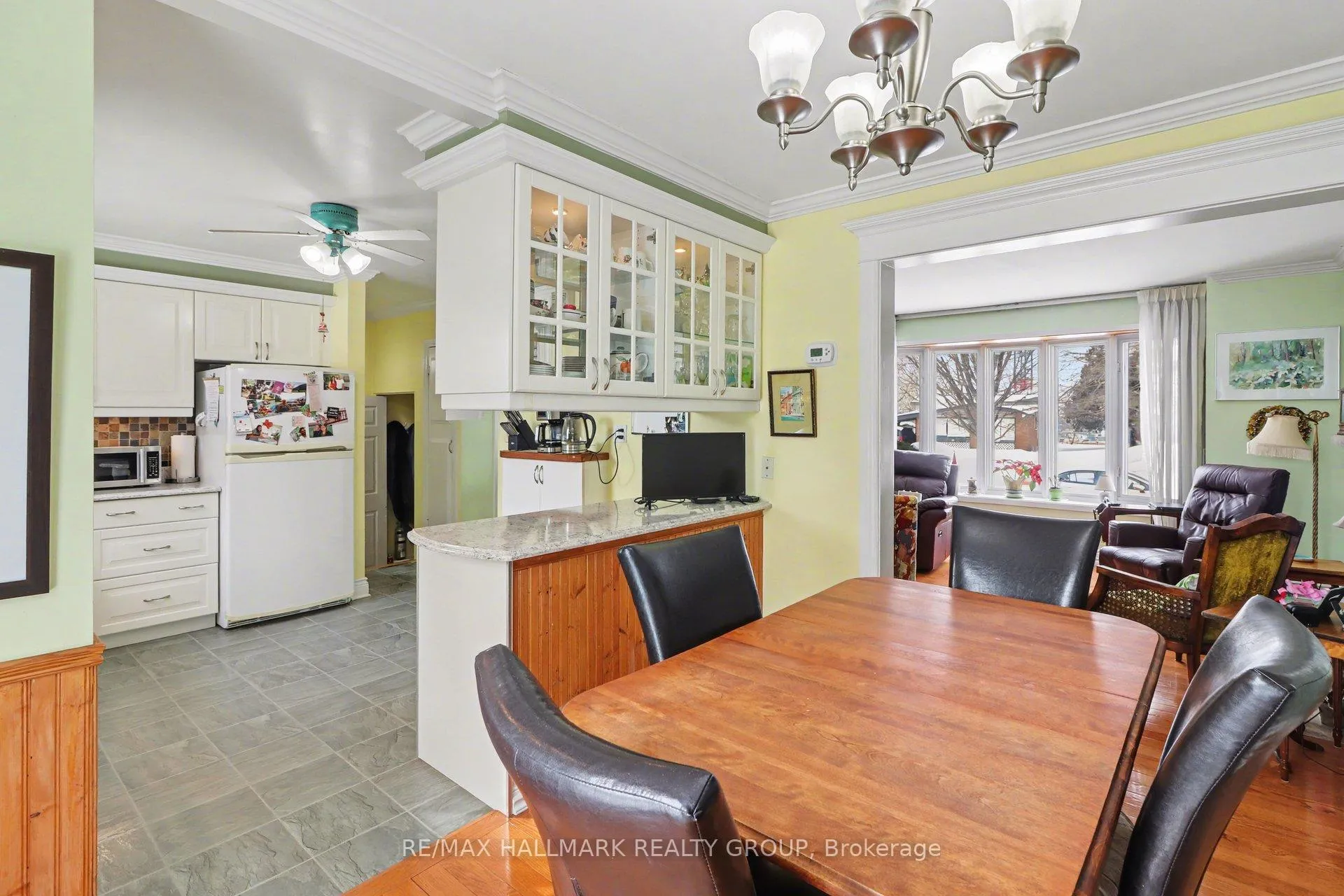 Photo 8 of 232 Kennedy Lane W, Ottawa, Bilberry Creek/Queenswood Heights — HOMEH