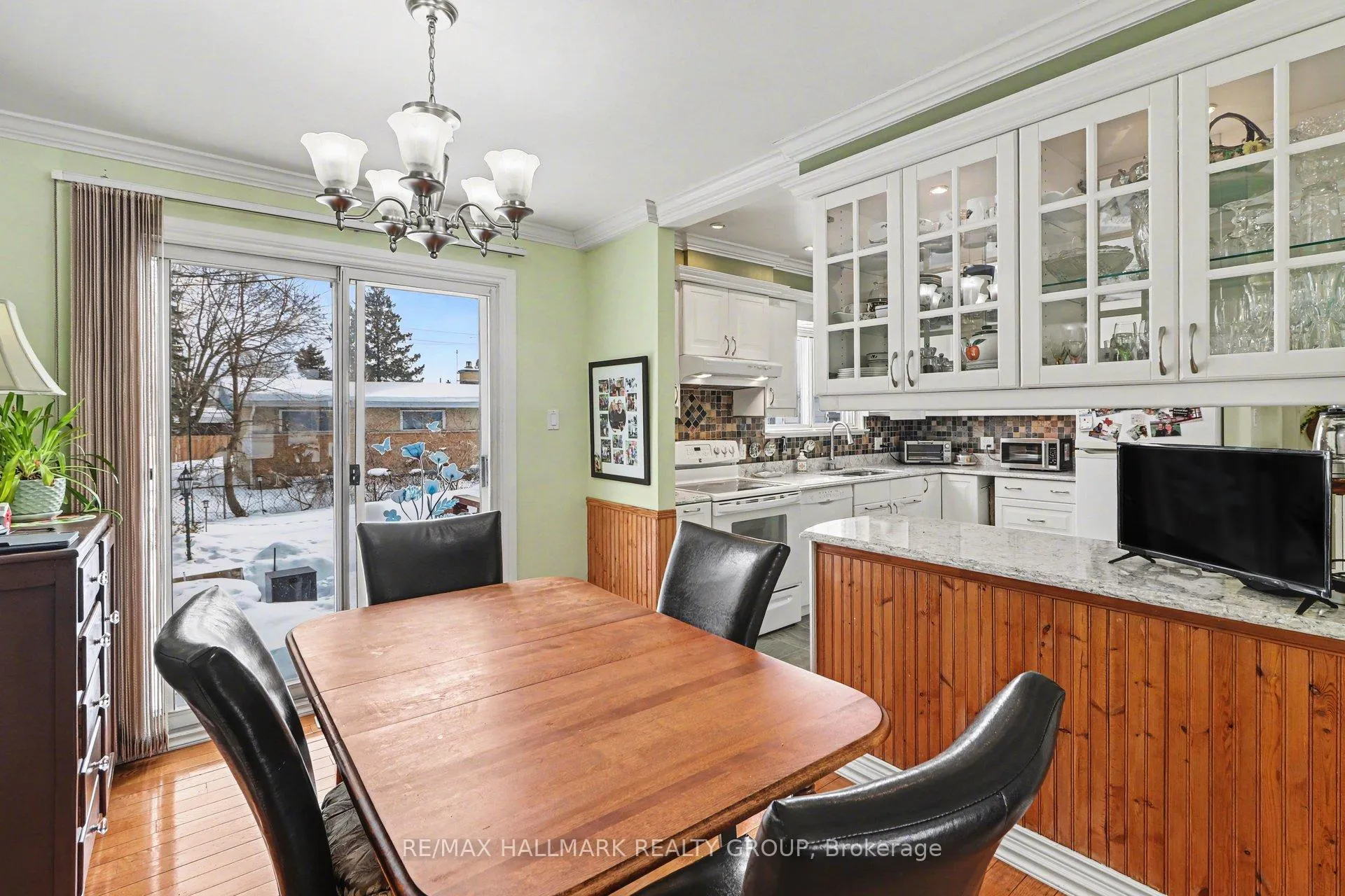 Photo 9 of 232 Kennedy Lane W, Ottawa, Bilberry Creek/Queenswood Heights — HOMEH