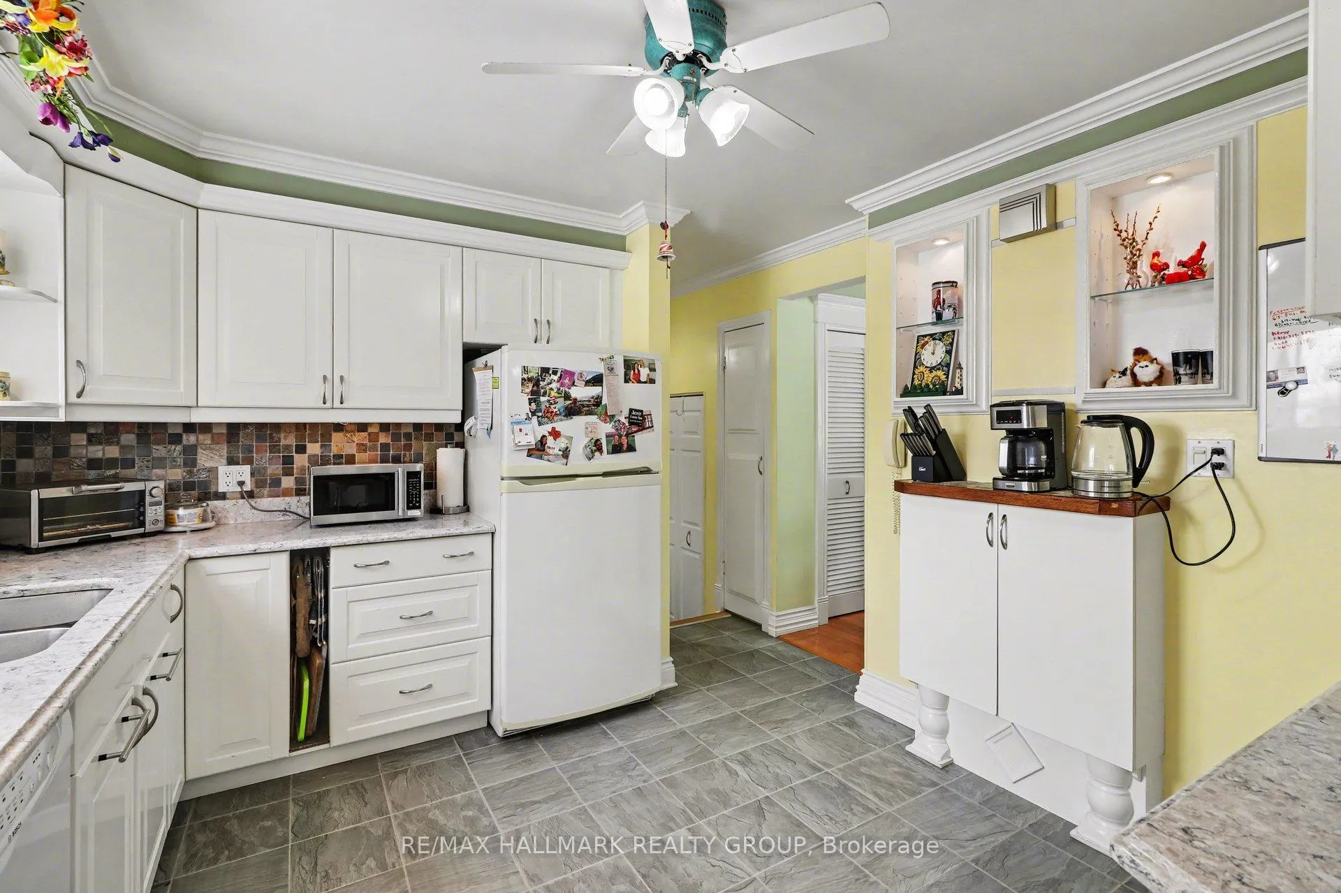 Photo 10 of 232 Kennedy Lane W, Ottawa, Bilberry Creek/Queenswood Heights — HOMEH