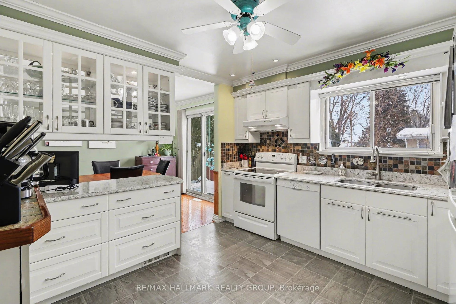 Photo 11 of 232 Kennedy Lane W, Ottawa, Bilberry Creek/Queenswood Heights — HOMEH
