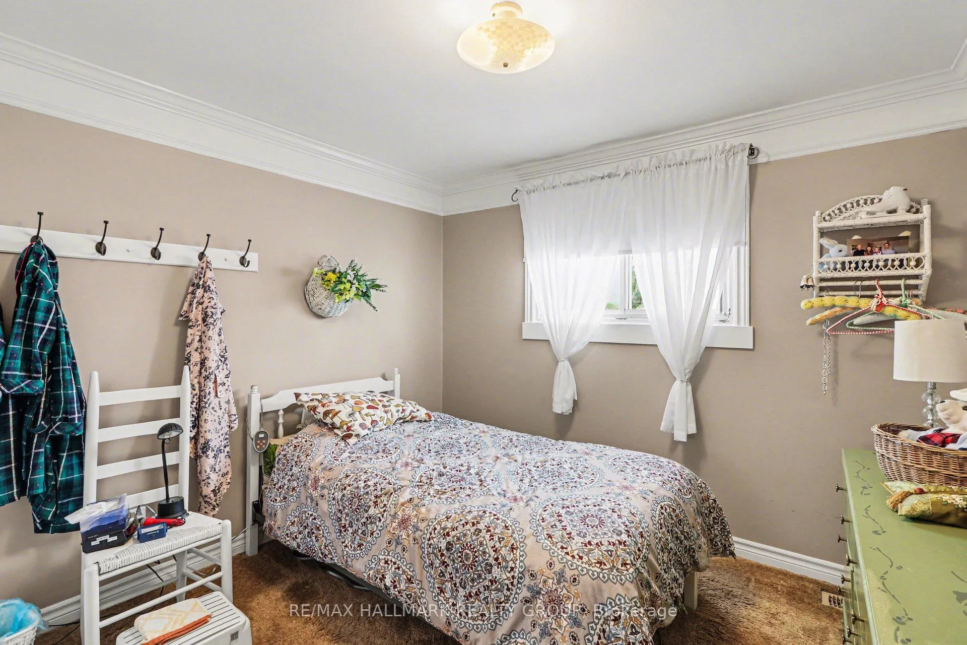 Photo 15 of 232 Kennedy Lane W, Ottawa, Bilberry Creek/Queenswood Heights — HOMEH