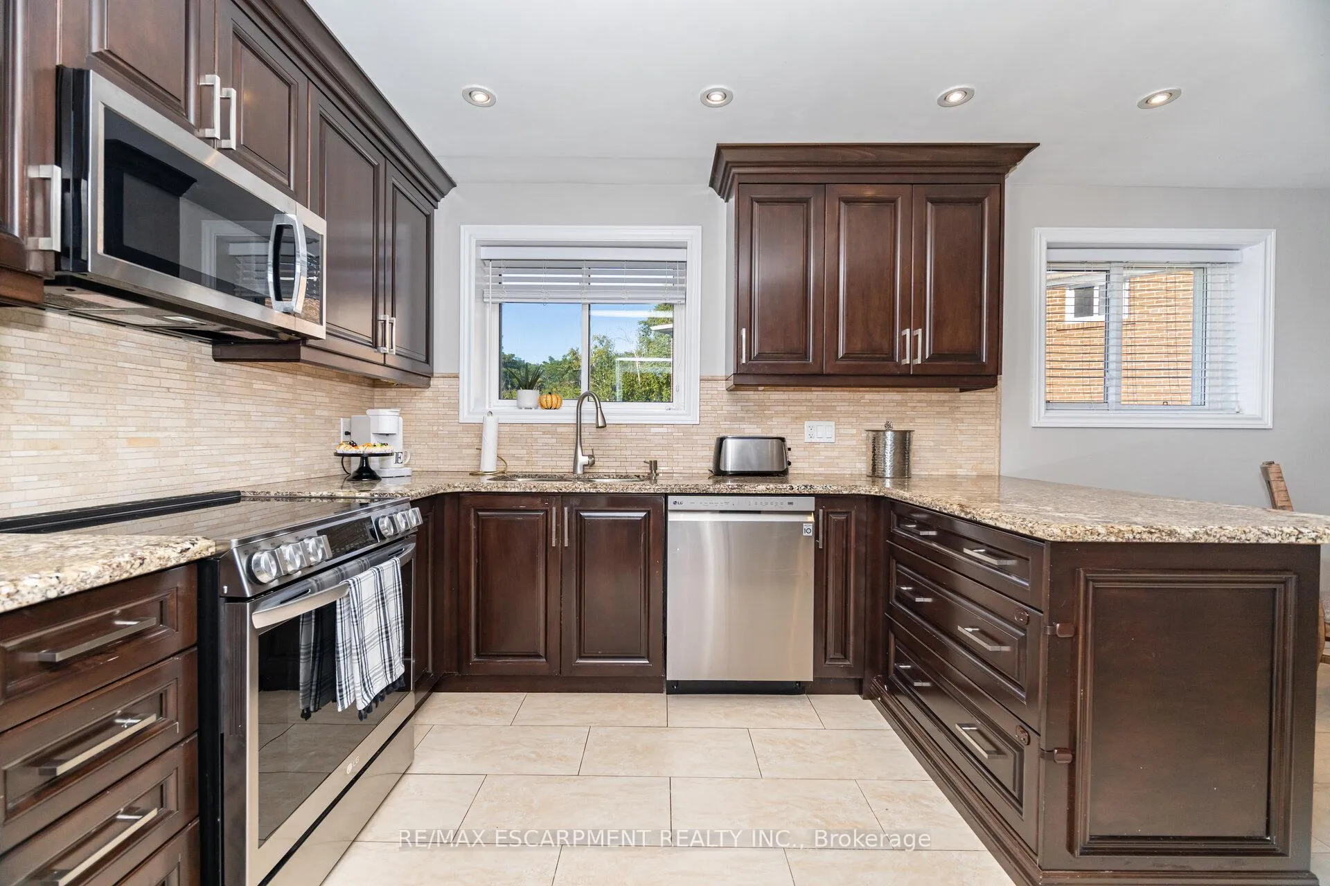 Photo 10 of 154 Rainbow Drive, Vaughan, West Woodbridge — HOMEH