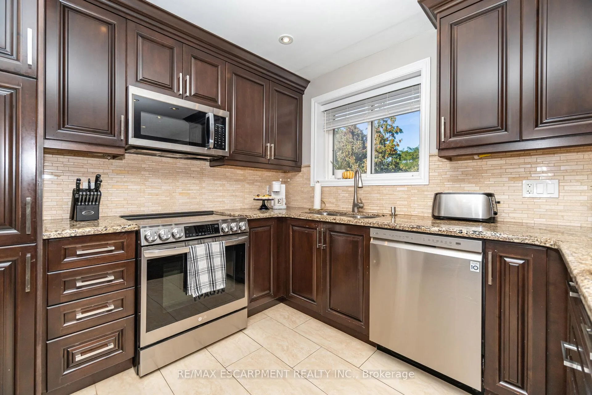 Photo 11 of 154 Rainbow Drive, Vaughan, West Woodbridge — HOMEH