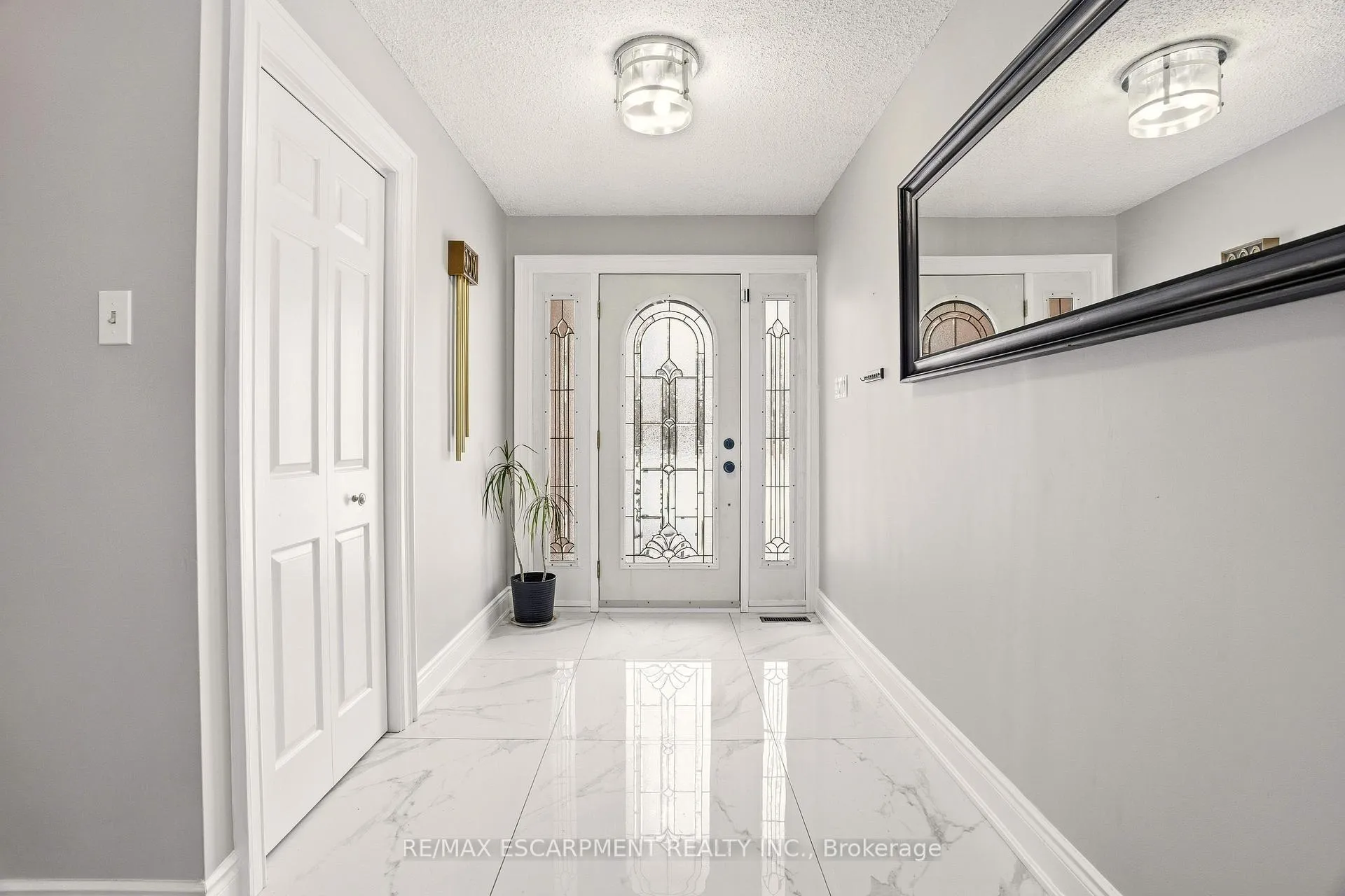 Photo 3 of 41 John Martin Crescent, Hamilton, Rural Flamborough — HOMEH