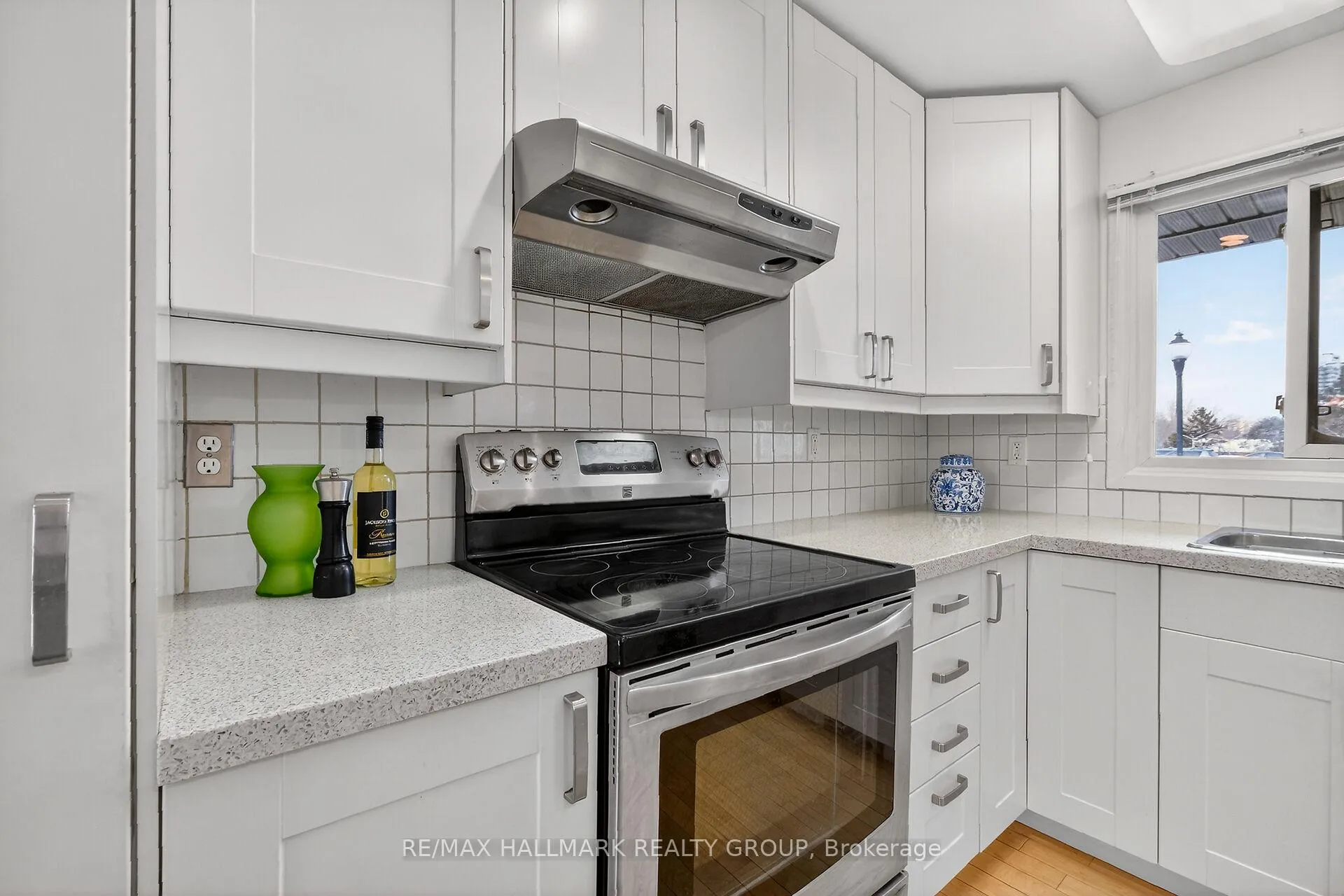Photo 5 of Unit 13, 1111 Ambleside Drive, Ottawa, Woodroffe — HOMEH