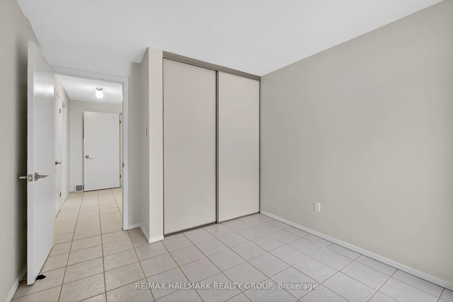 Photo 33 of Unit 13, 1111 Ambleside Drive, Ottawa, Woodroffe — HOMEH