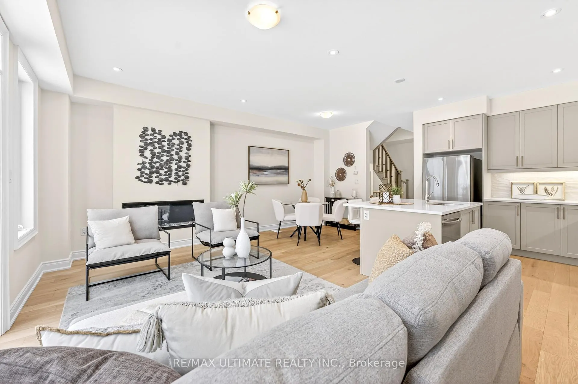 Photo 5 of 16 Singhampton Road, Vaughan, Kleinburg — HOMEH