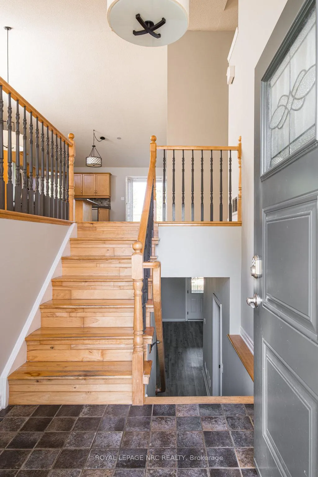 Photo 4 of 8071 Costabile Drive, Niagara Falls, Ascot — HOMEH