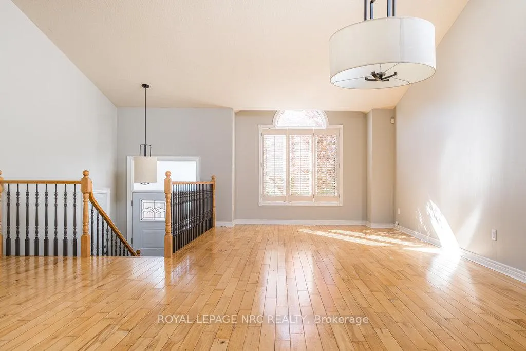 Photo 5 of 8071 Costabile Drive, Niagara Falls, Ascot — HOMEH