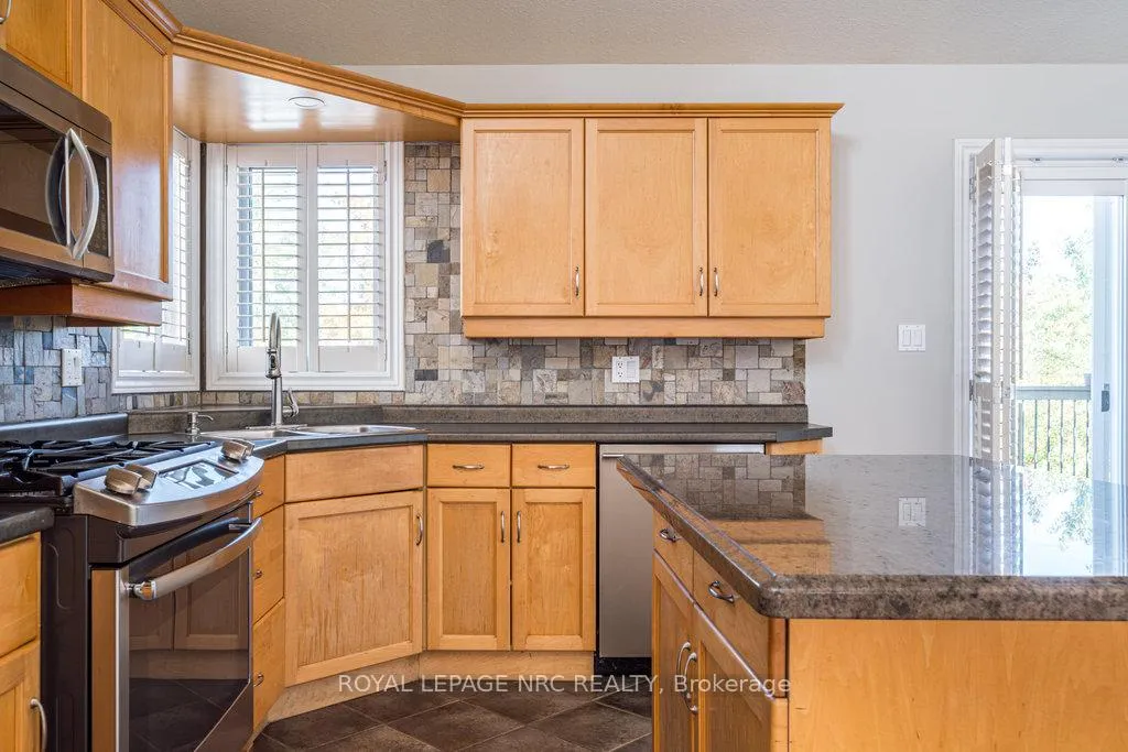 Photo 8 of 8071 Costabile Drive, Niagara Falls, Ascot — HOMEH