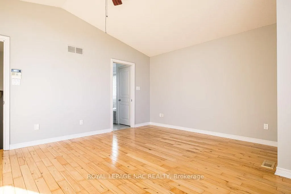 Photo 10 of 8071 Costabile Drive, Niagara Falls, Ascot — HOMEH
