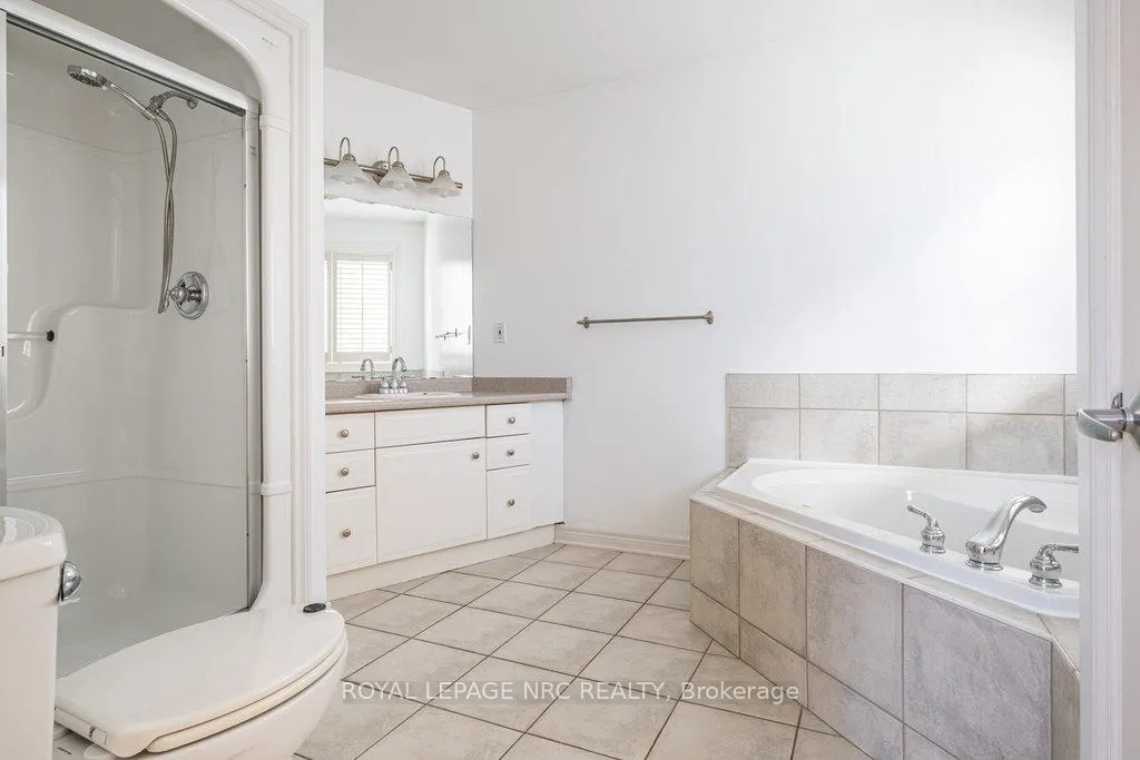 Photo 11 of 8071 Costabile Drive, Niagara Falls, Ascot — HOMEH