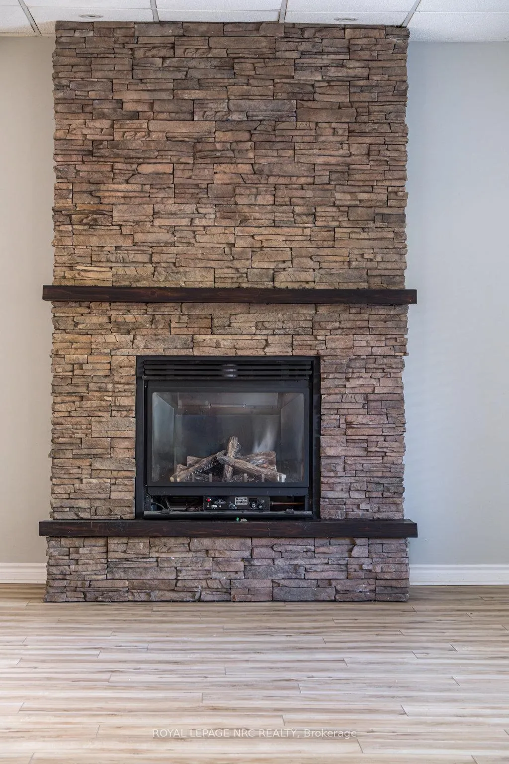 Photo 15 of 8071 Costabile Drive, Niagara Falls, Ascot — HOMEH