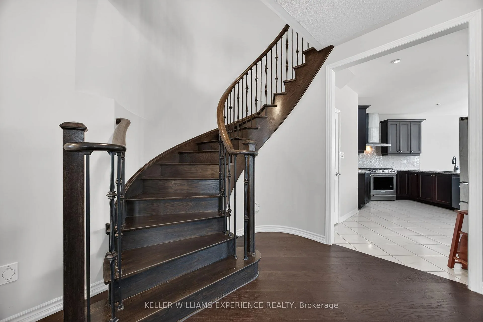 Photo 9 of 35 Muirfield Drive, Barrie, Holly — HOMEH