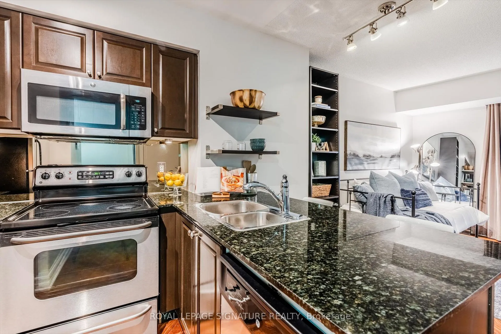 Photo 13 of Unit 709, 8 Scollard Street, Toronto, The Annex — HOMEH