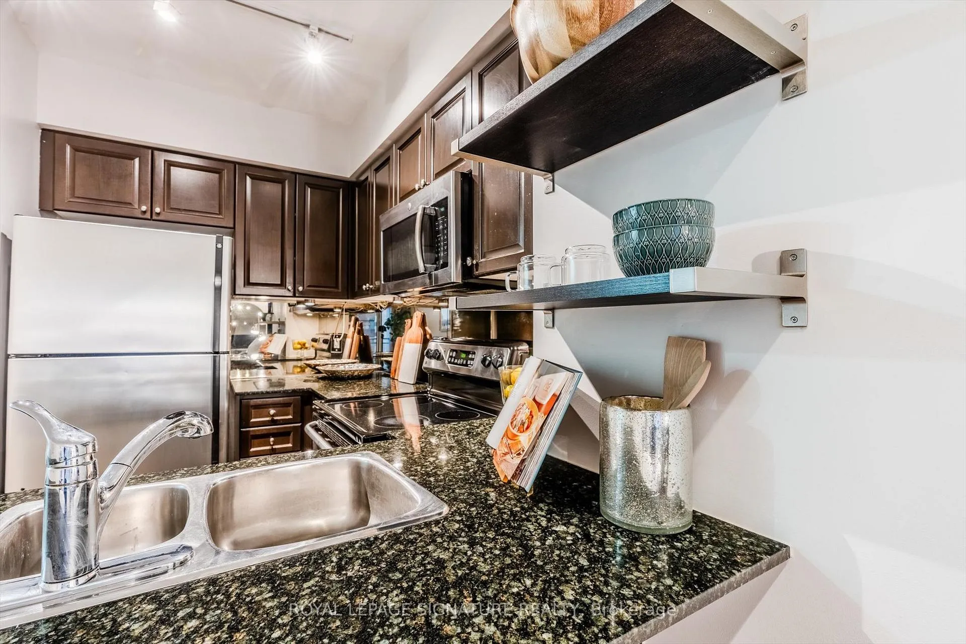 Photo 14 of Unit 709, 8 Scollard Street, Toronto, The Annex — HOMEH