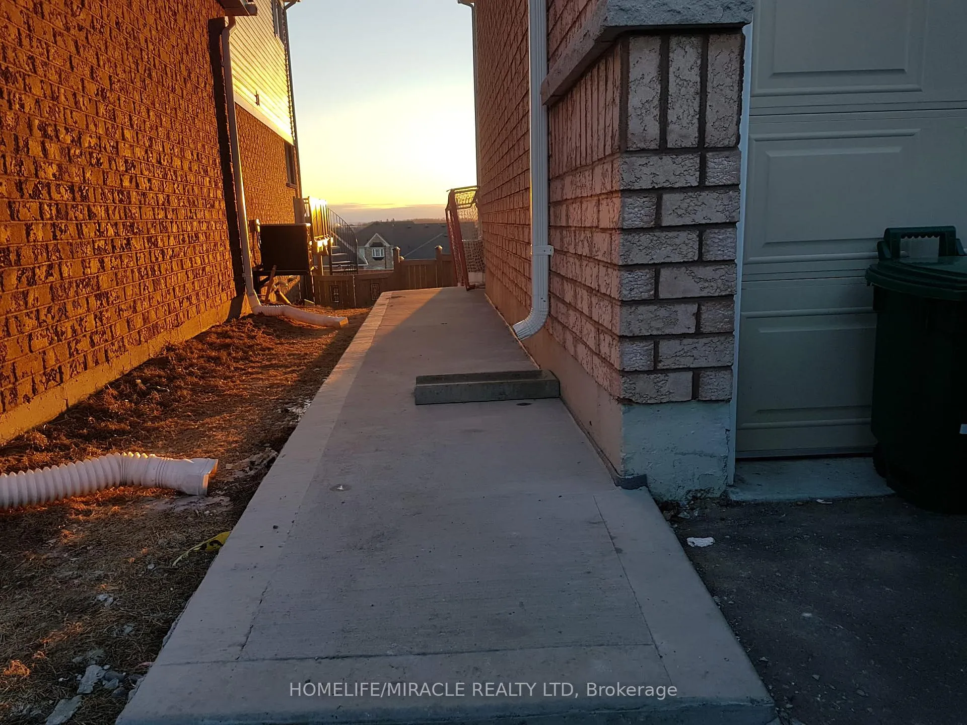 Photo 2 of 1720 Finkle Drive, Oshawa, Taunton — HOMEH