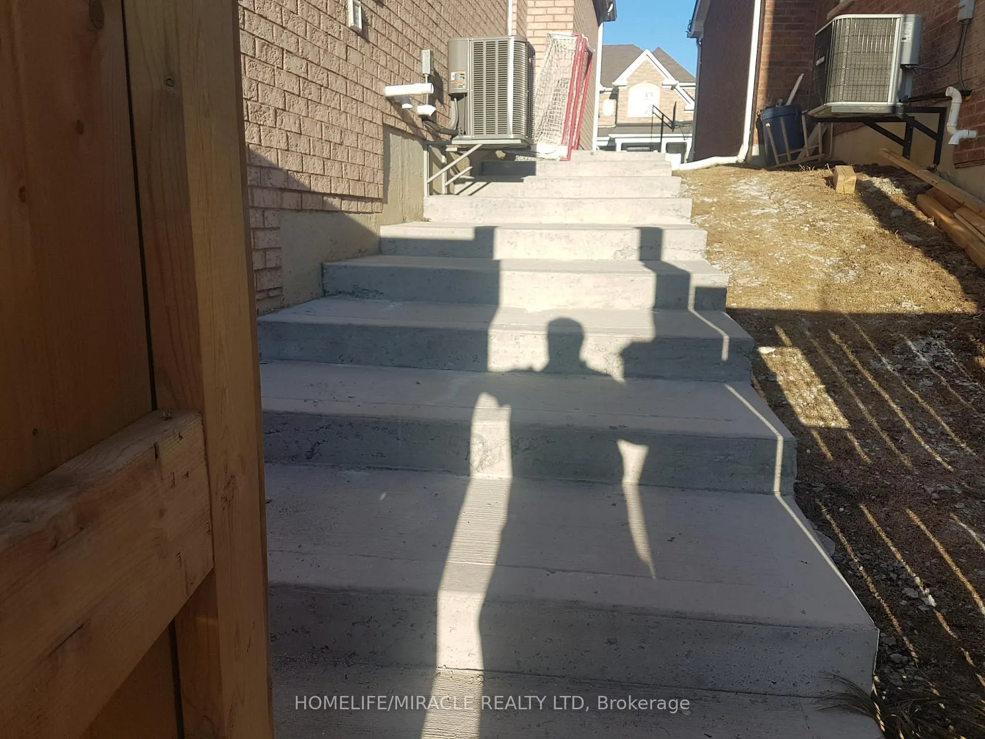 Photo 3 of 1720 Finkle Drive, Oshawa, Taunton — HOMEH