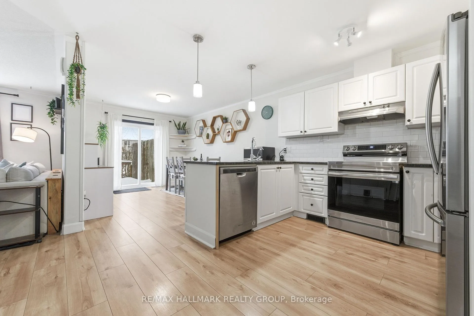 Photo 5 of 47 Ashbury Street N, Arnprior — HOMEH