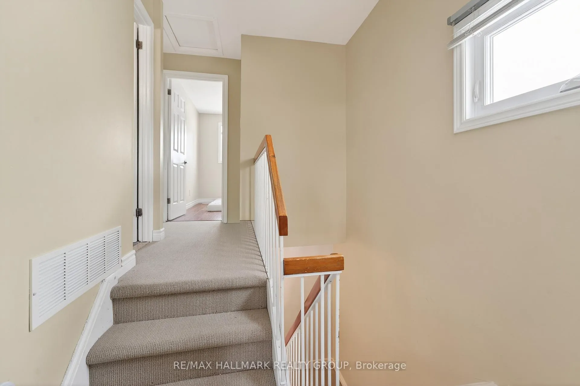 Photo 11 of 1126 Grenoble Crescent, Ottawa, Orleans Wood — HOMEH
