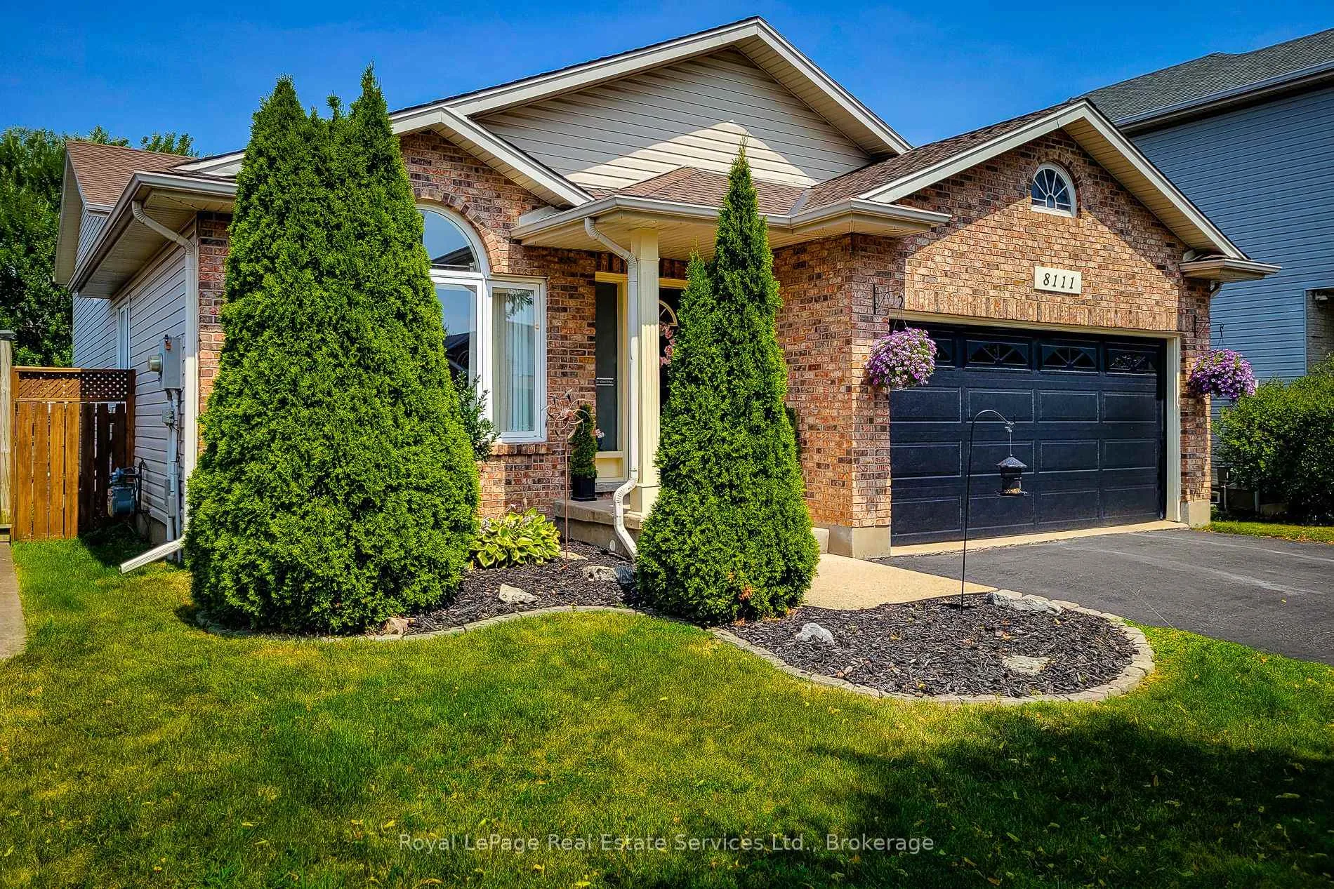 Photo 2 of 8111 Woodsview Crescent, Niagara Falls, Ascot — HOMEH