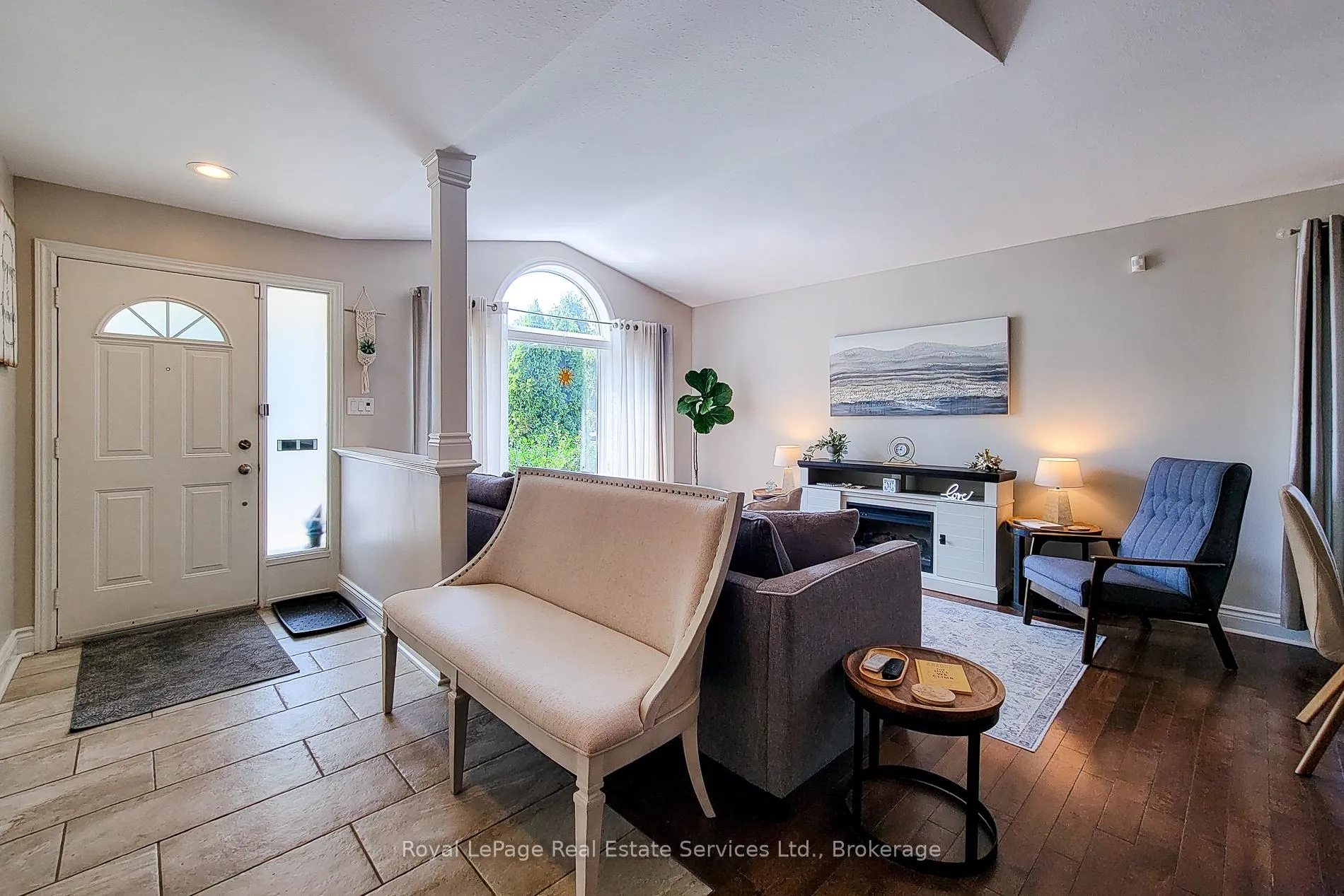 Photo 4 of 8111 Woodsview Crescent, Niagara Falls, Ascot — HOMEH
