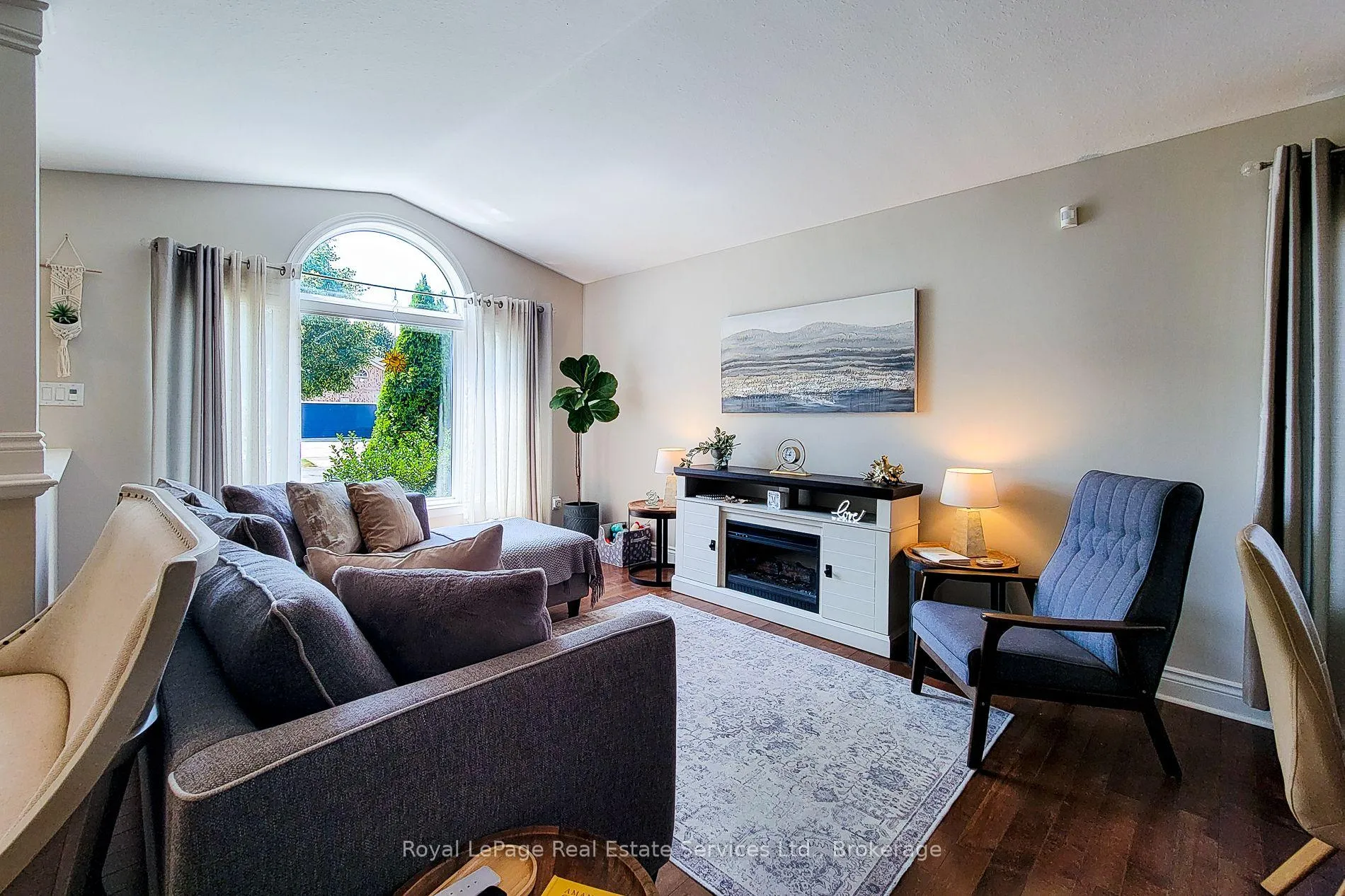 Photo 5 of 8111 Woodsview Crescent, Niagara Falls, Ascot — HOMEH