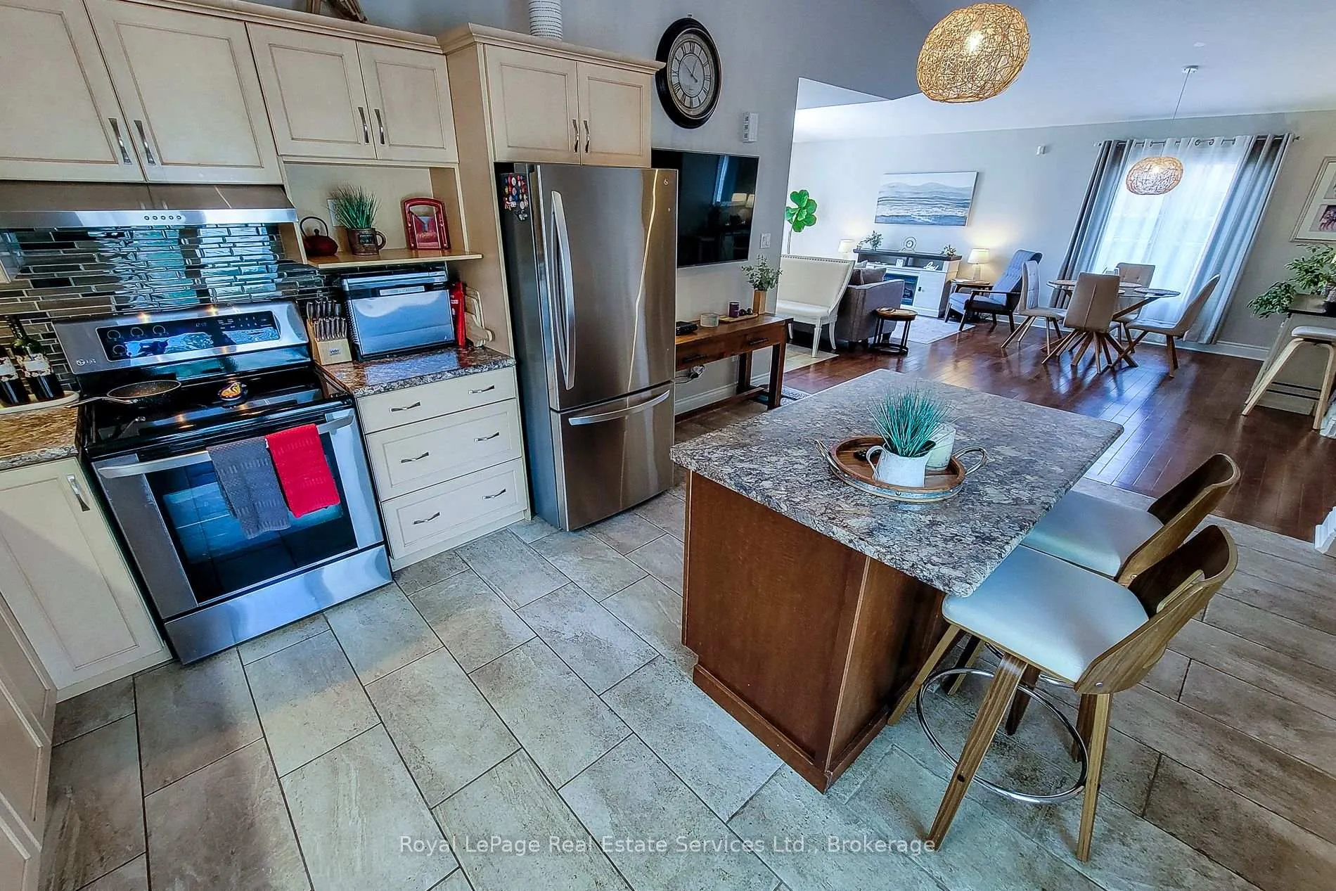 Photo 12 of 8111 Woodsview Crescent, Niagara Falls, Ascot — HOMEH