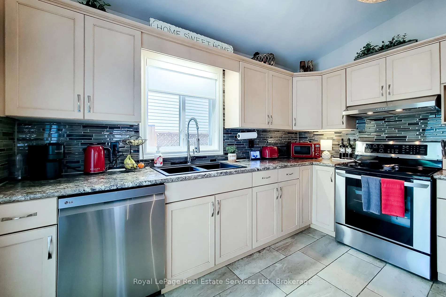Photo 13 of 8111 Woodsview Crescent, Niagara Falls, Ascot — HOMEH