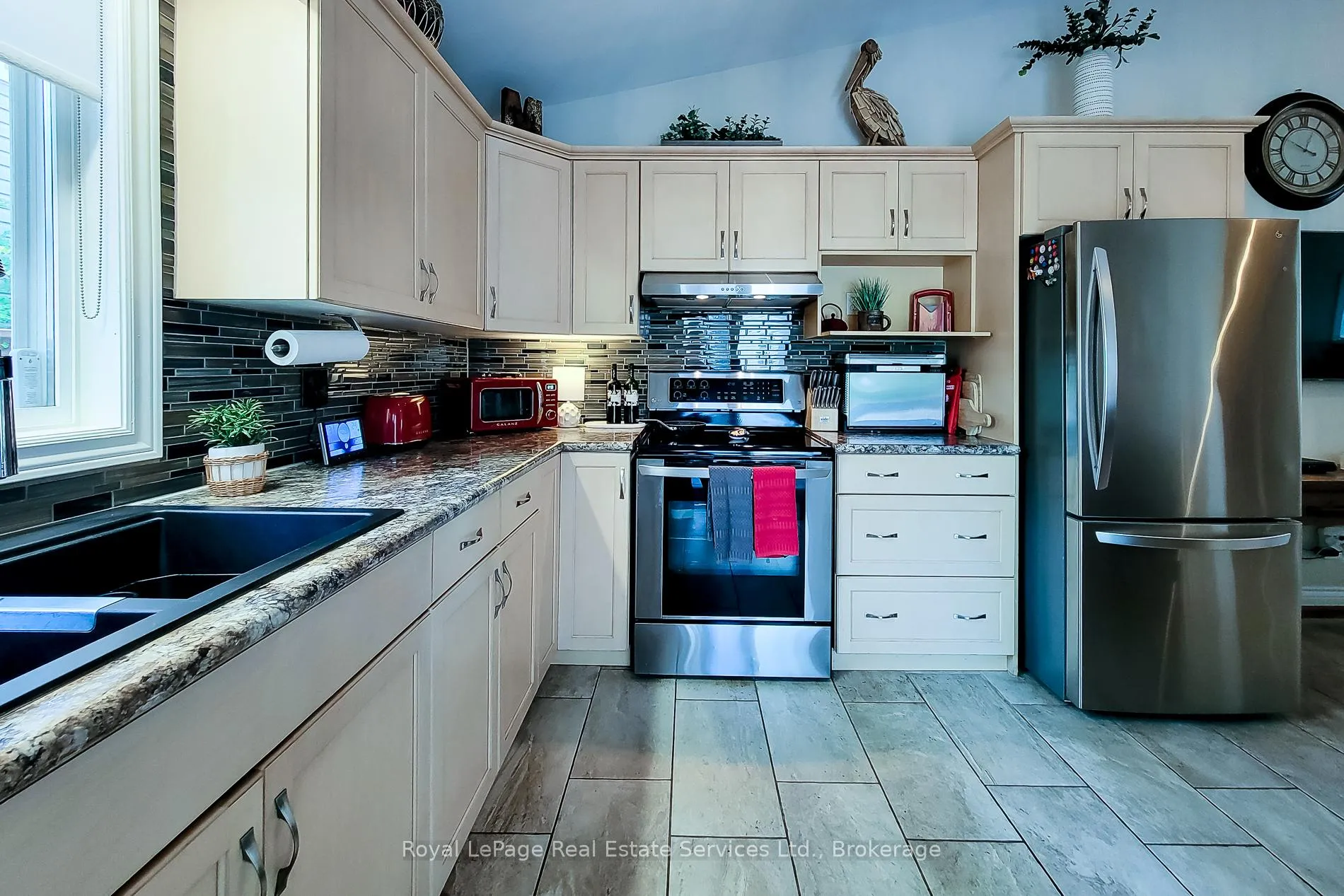 Photo 16 of 8111 Woodsview Crescent, Niagara Falls, Ascot — HOMEH