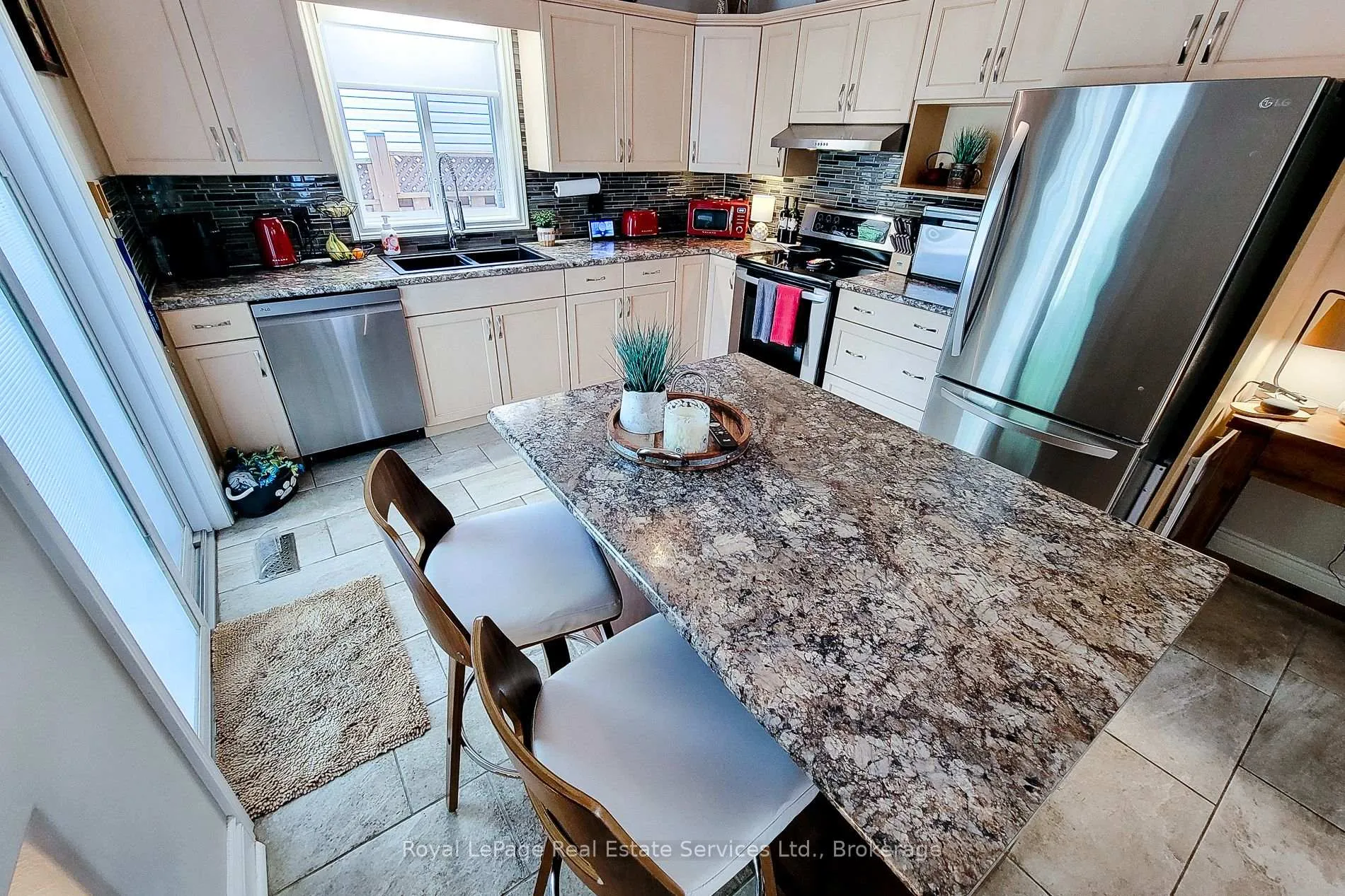 Photo 17 of 8111 Woodsview Crescent, Niagara Falls, Ascot — HOMEH