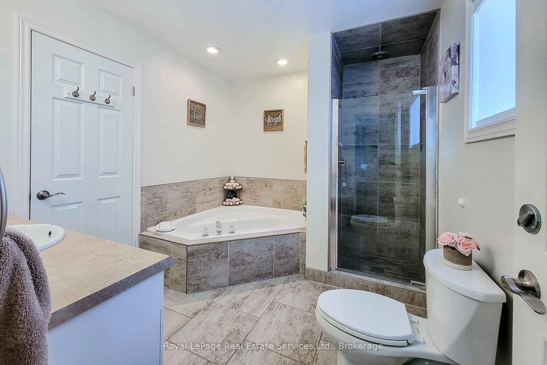 Photo 25 of 8111 Woodsview Crescent, Niagara Falls, Ascot — HOMEH