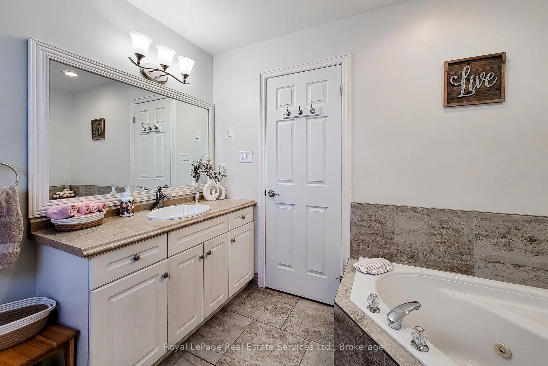 Photo 26 of 8111 Woodsview Crescent, Niagara Falls, Ascot — HOMEH