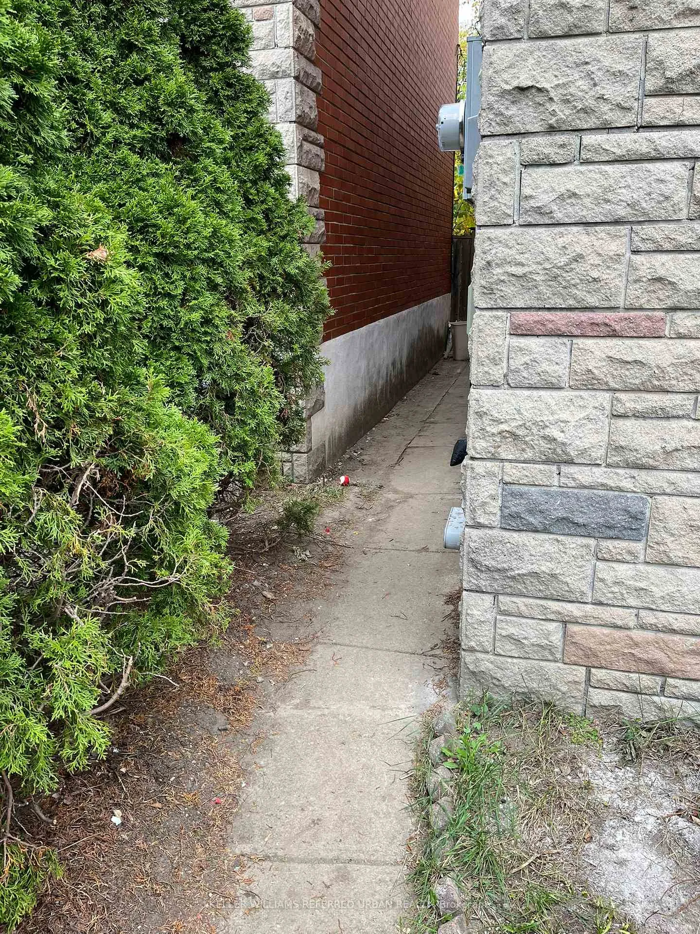 Photo 2 of Unit 2, 98 Frontenac Avenue, Toronto, Bedford Park-Nortown — HOMEH