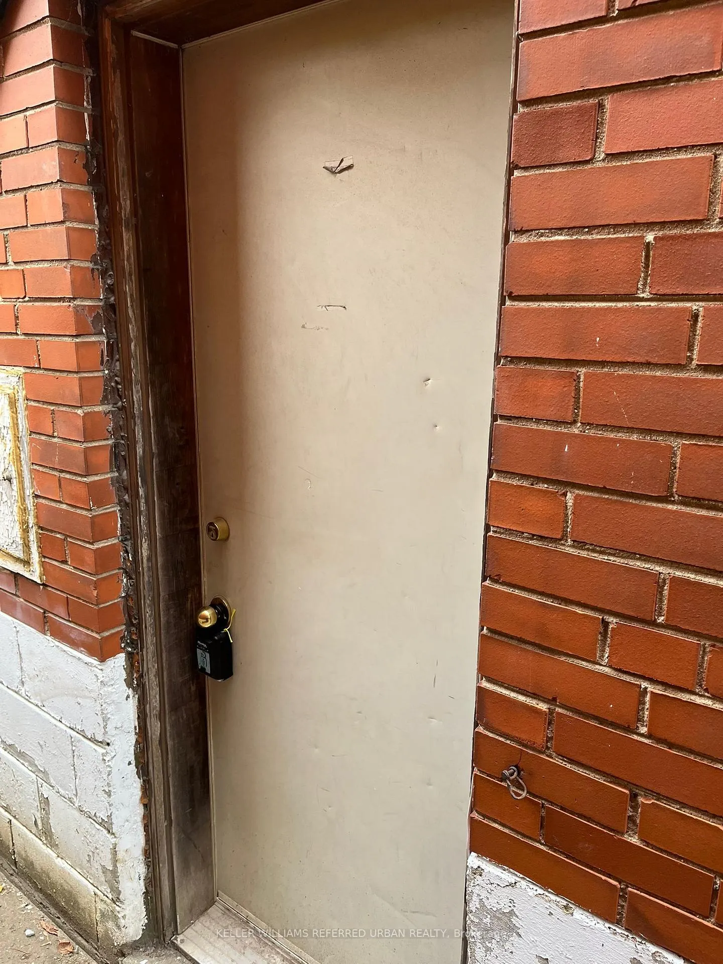 Photo 4 of Unit 2, 98 Frontenac Avenue, Toronto, Bedford Park-Nortown — HOMEH