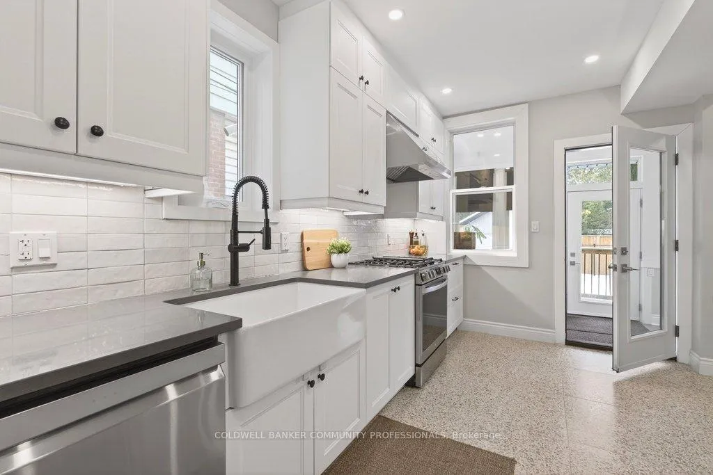 Photo 17 of 108 Rosslyn Avenue S, Hamilton, Delta — HOMEH