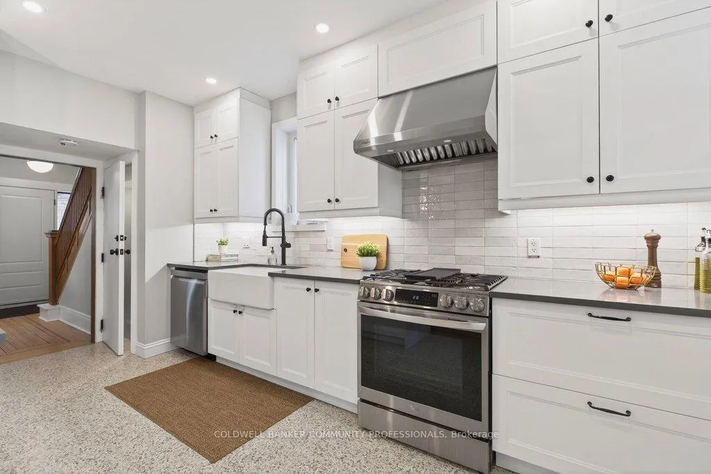 Photo 18 of 108 Rosslyn Avenue S, Hamilton, Delta — HOMEH