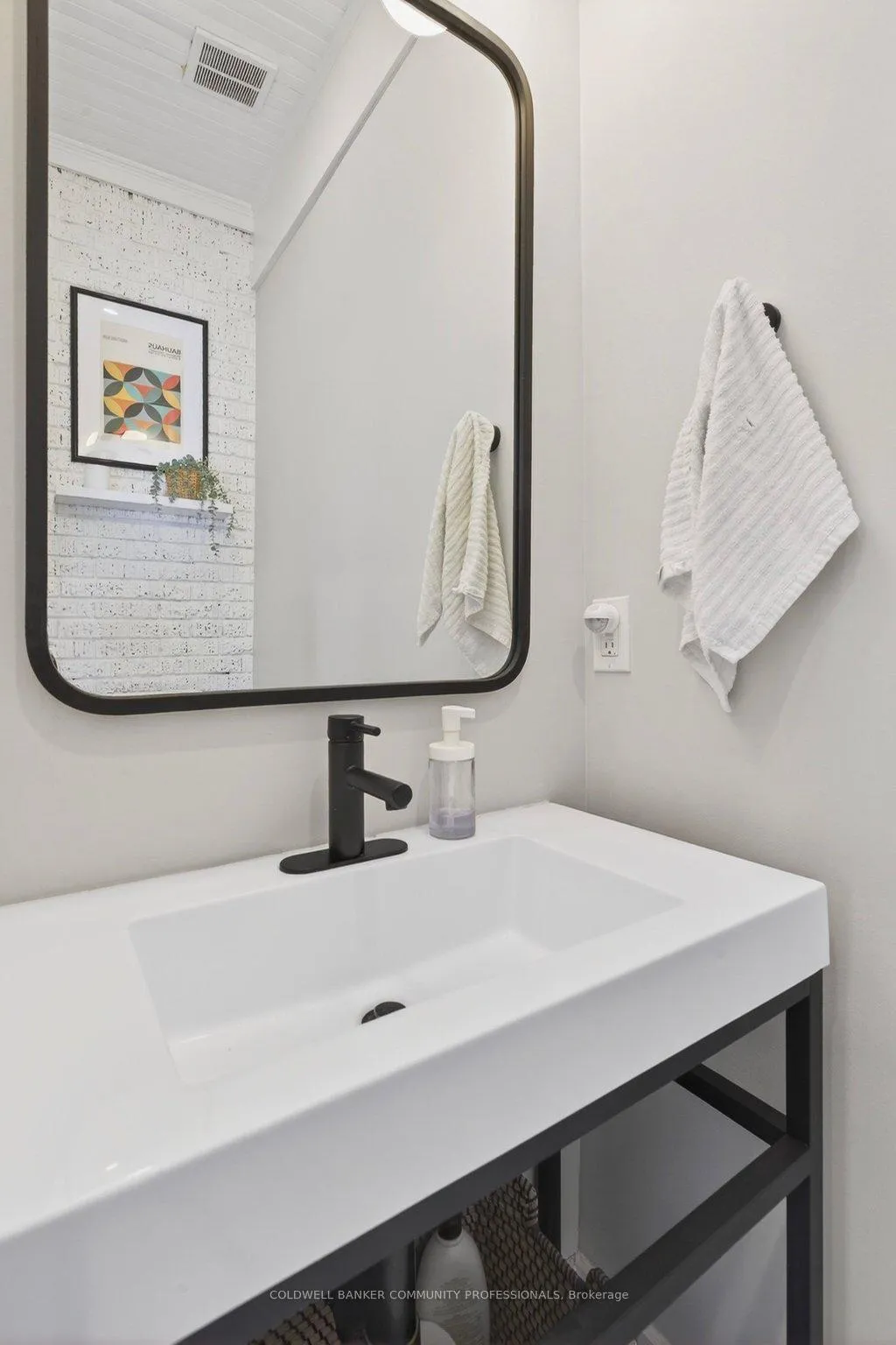 Photo 23 of 108 Rosslyn Avenue S, Hamilton, Delta — HOMEH